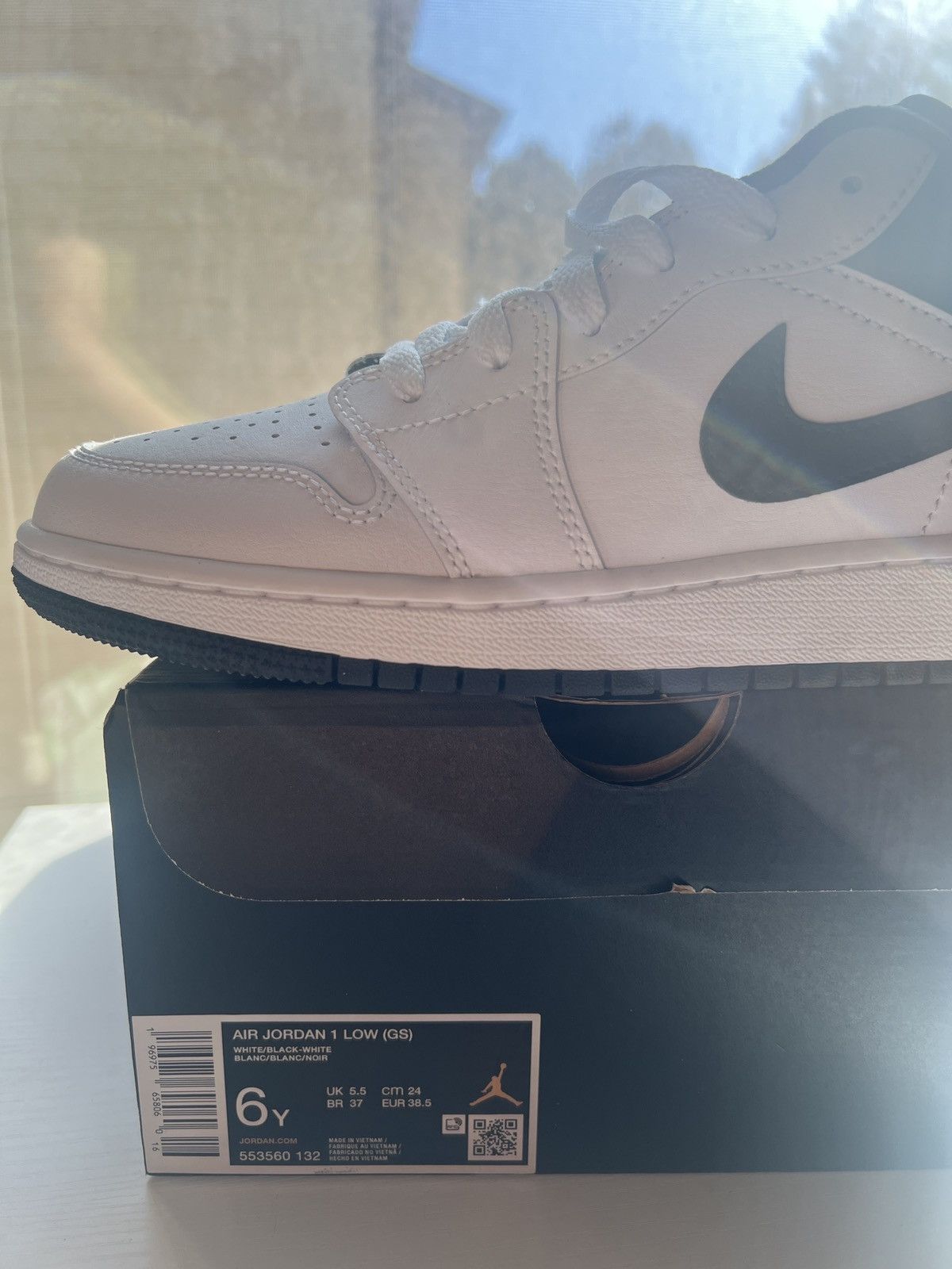 Jordan Brand × Nike Air Jordan 1 Low (GS) Size US 6 / EU 39 - 7 Thumbnail