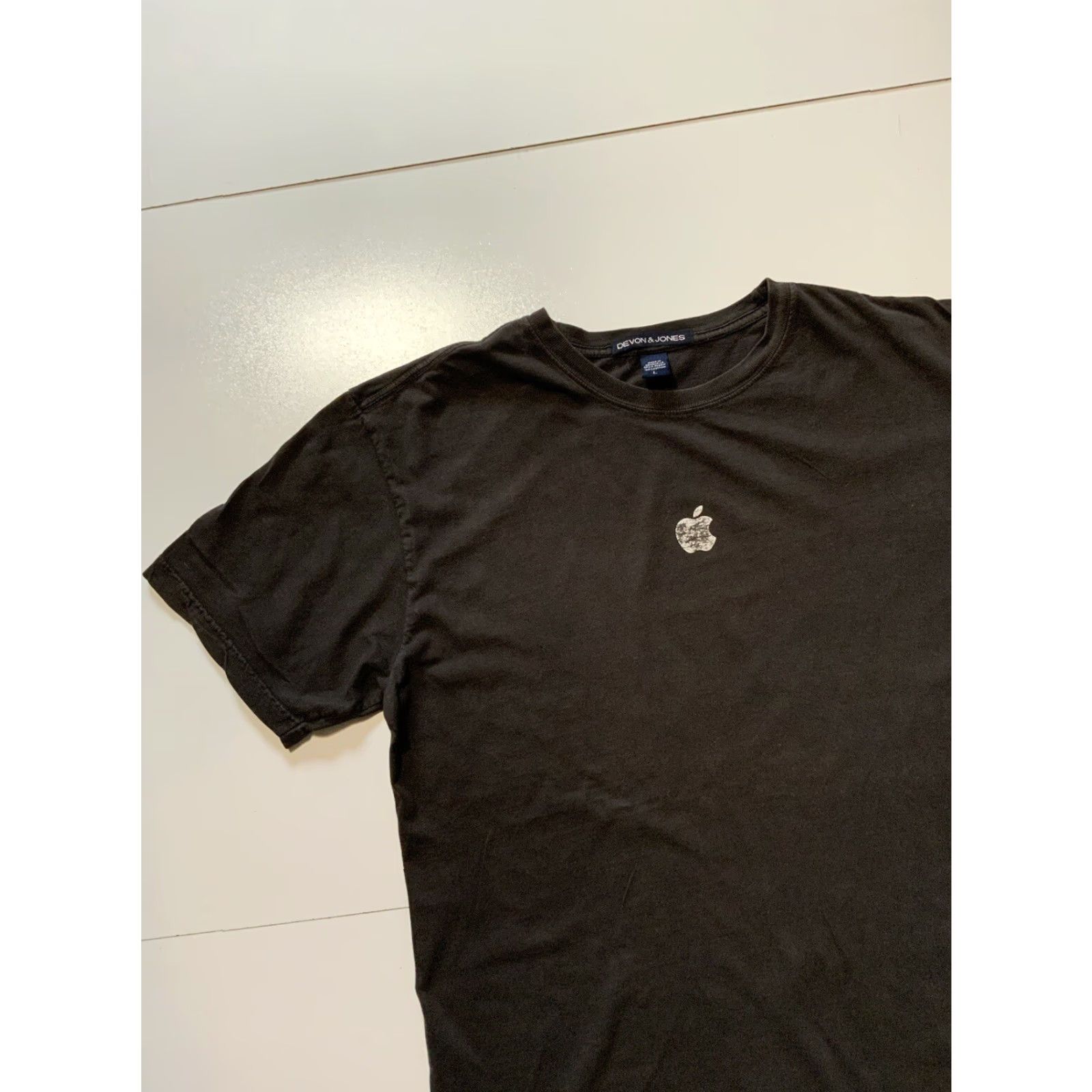 Apple VINTAGE Devon & Jones Apple Technology Faded Black Crew S/S T-Shirt Sz. L Mens Black 48in Chest 30in Length Size US L / EU 52-54 / 3 - 3 Thumbnail