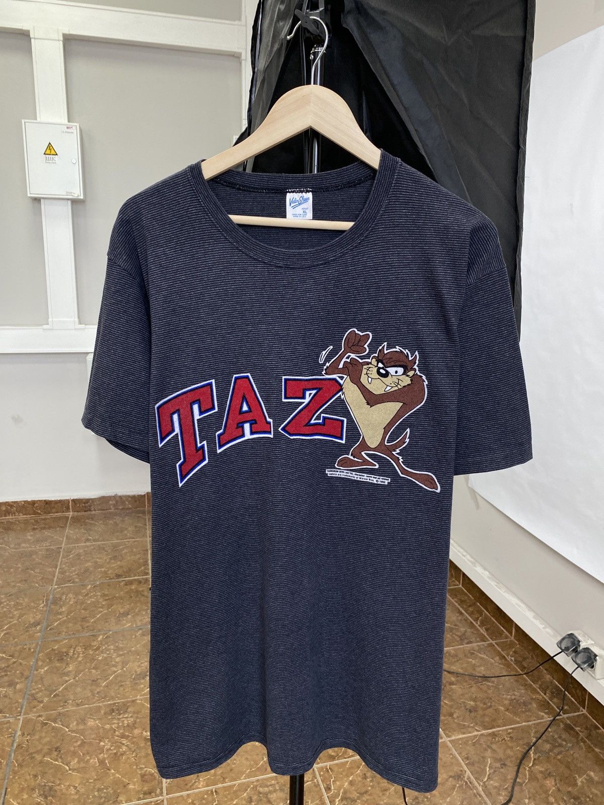 Warner Bros 🇺🇸 Vintage 1992 Taz Tasmanian Devil Warner Bros T-Shirt Size US XL / EU 56 / 4 - 1 Thumbnail