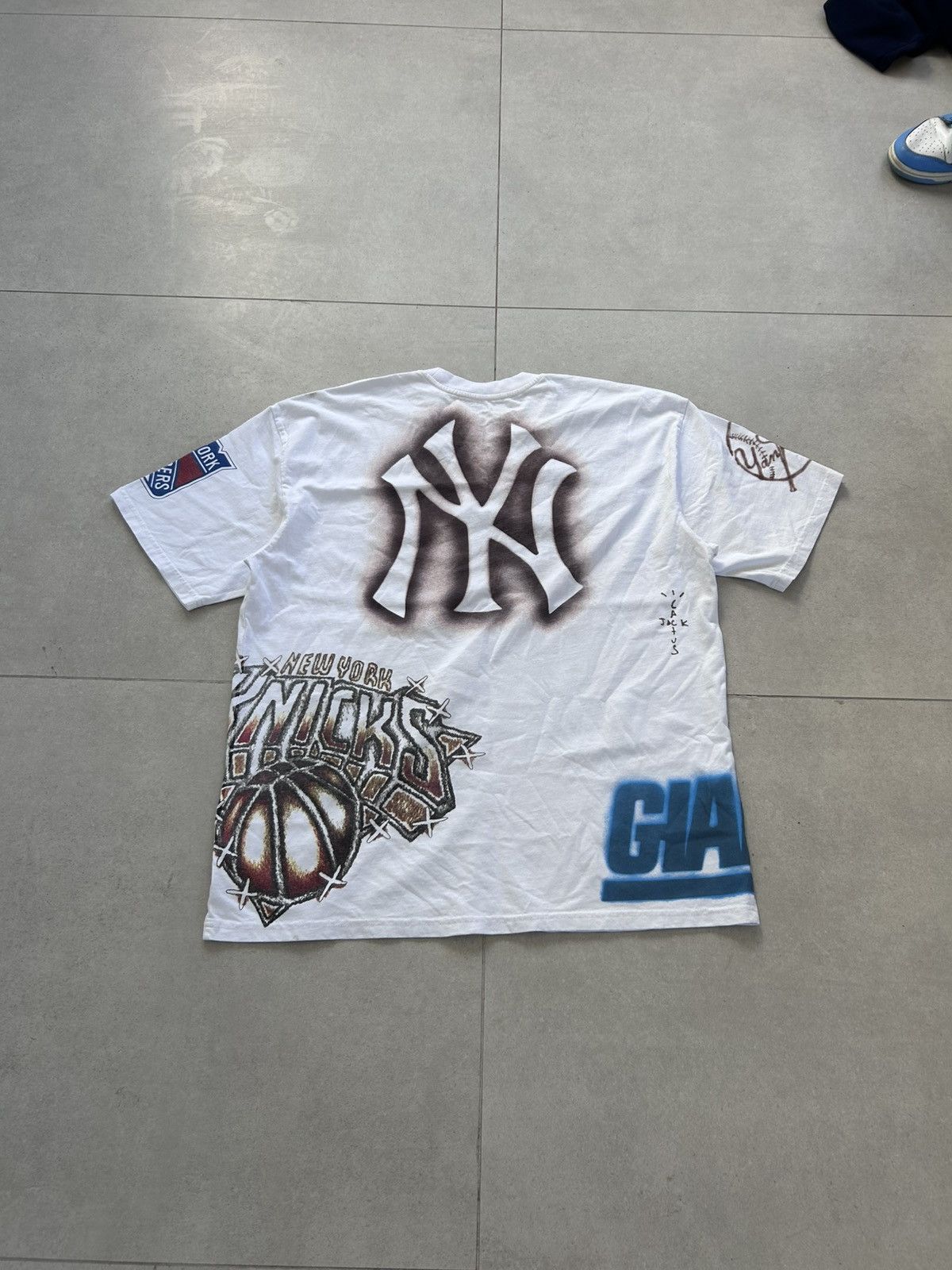 Travis Scott Travis Scott Fanatics Game Exclusive New Yor City White Tee Size US L / EU 52-54 / 3 - 2 Thumbnail