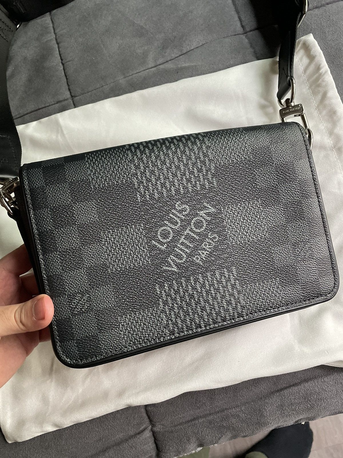 Louis Vuitton Louis Vuitton Graphite 3D Studio Damier Messenger Bag Size ONE SIZE - 2 Thumbnail