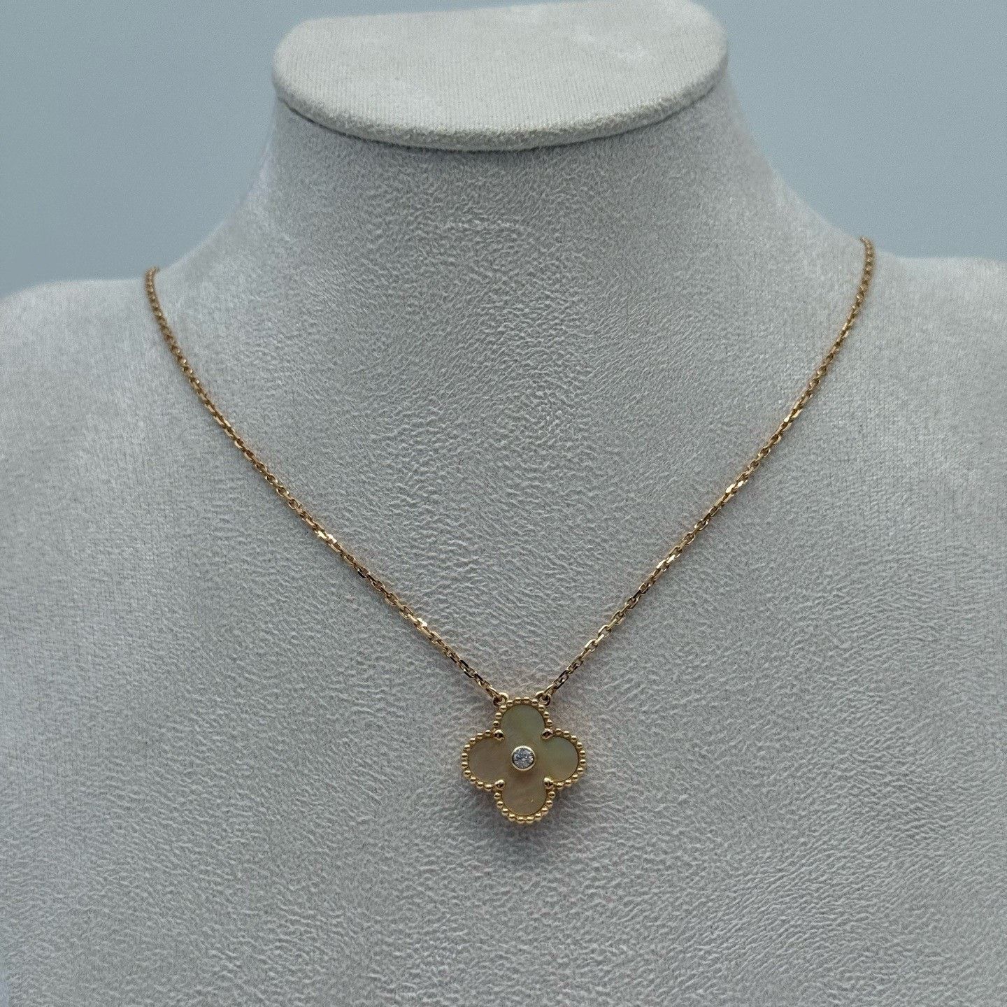 Van Cleef & Arpels Van Cleef & Arpels Christmas Limited Gold Clover Necklace Size ONE SIZE - 1 Thumbnail