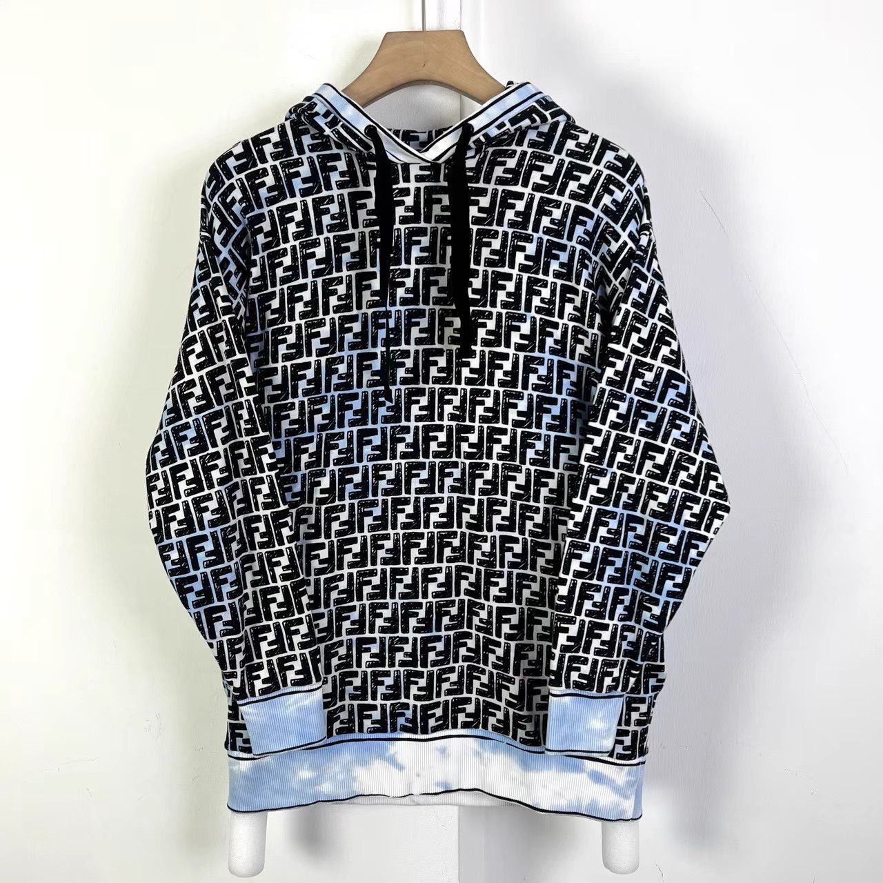 Fendi Fendi California Sky Full Print Logo Sweatshirt K12 Size S / US 4 / IT 40 - 1 Thumbnail