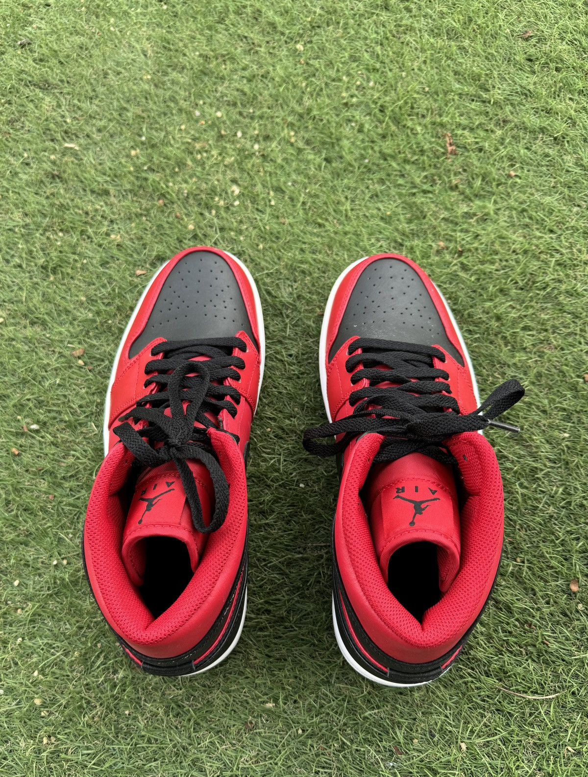 Nike NIKE AIR JORDAN 1 REVERSE BRED SNEAKERS Size US 10 / EU 43 - 3 Thumbnail