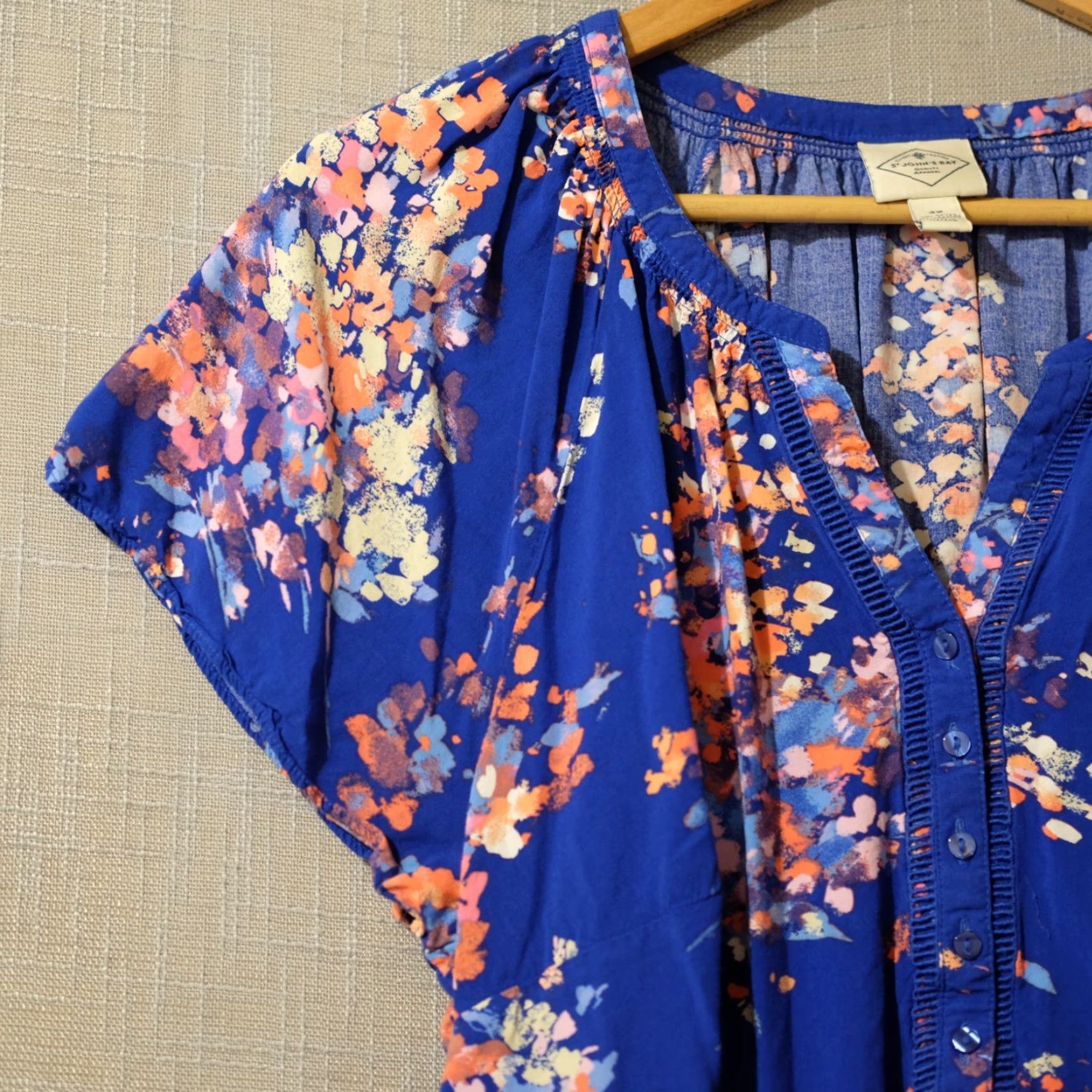 Vintage St. John's Bay Floral Short Sleeve Blouse Womens 2X Blue Lightweight Super Soft V-Neck Pullover Raglan Sleeve Rayon Casual Workwear"} Size XXL / US 16-18 / IT 52-54 - 2 Thumbnail