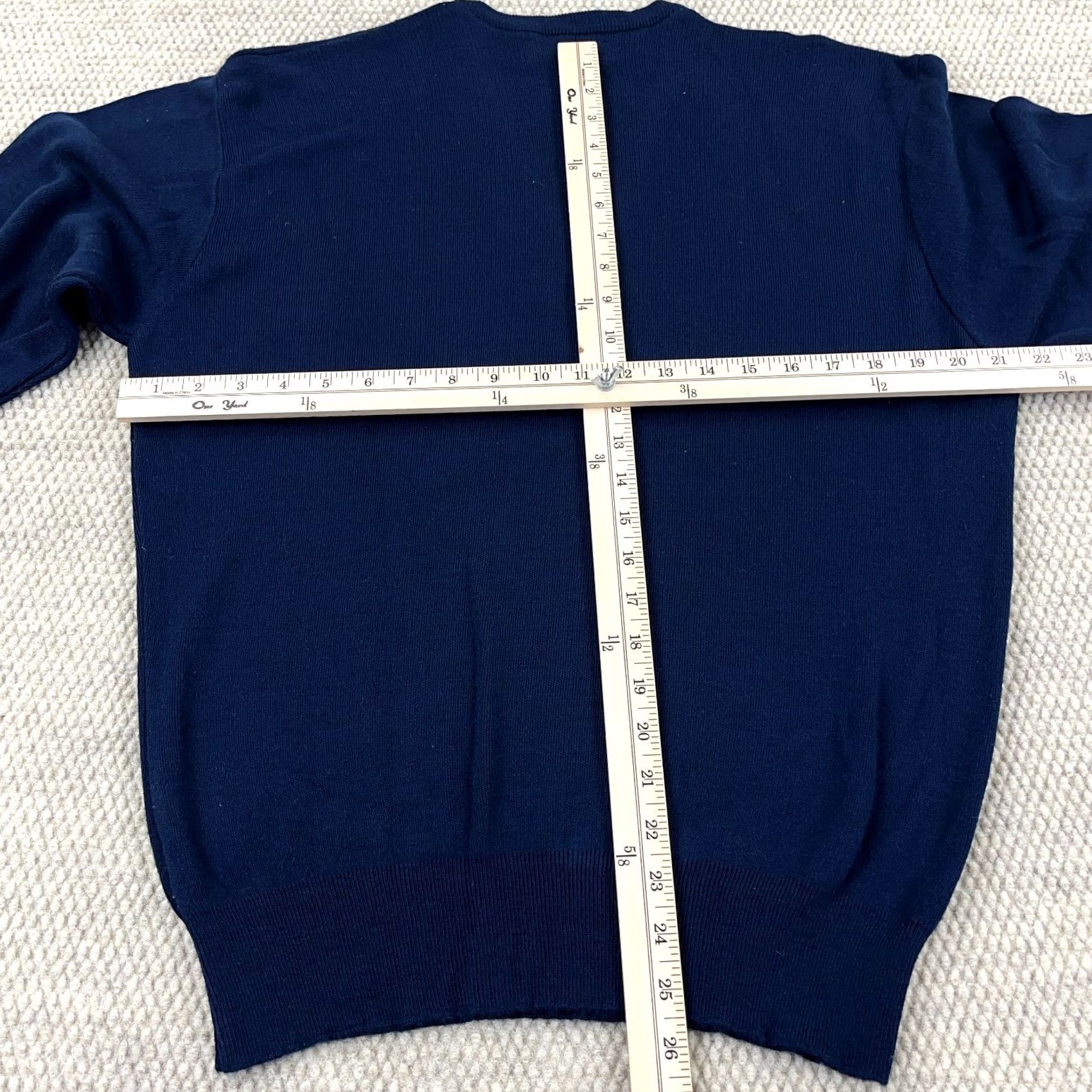 Izod VINTAGE IZOD Sweater Men L Navy Blue V Neck Made In USA 90s Golf Acrylic Shirt Mens Blue 90s USA Golf Pullover Knit Size US L / EU 52-54 / 3 - 7 Thumbnail