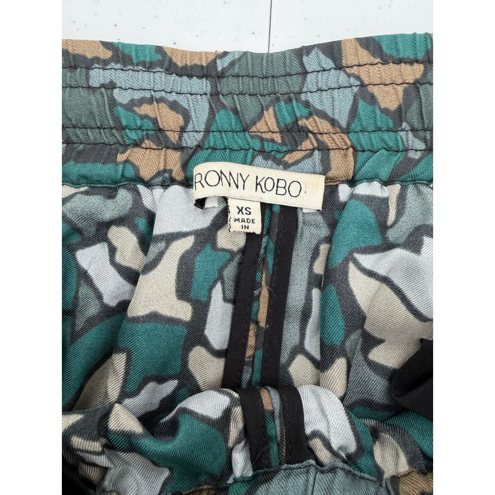 Ronny Kobo Ronny Kobo Camo Floral Army Print Cheran 100% Silk Pants Size 26" / US 2 / IT 38 - 4 Thumbnail