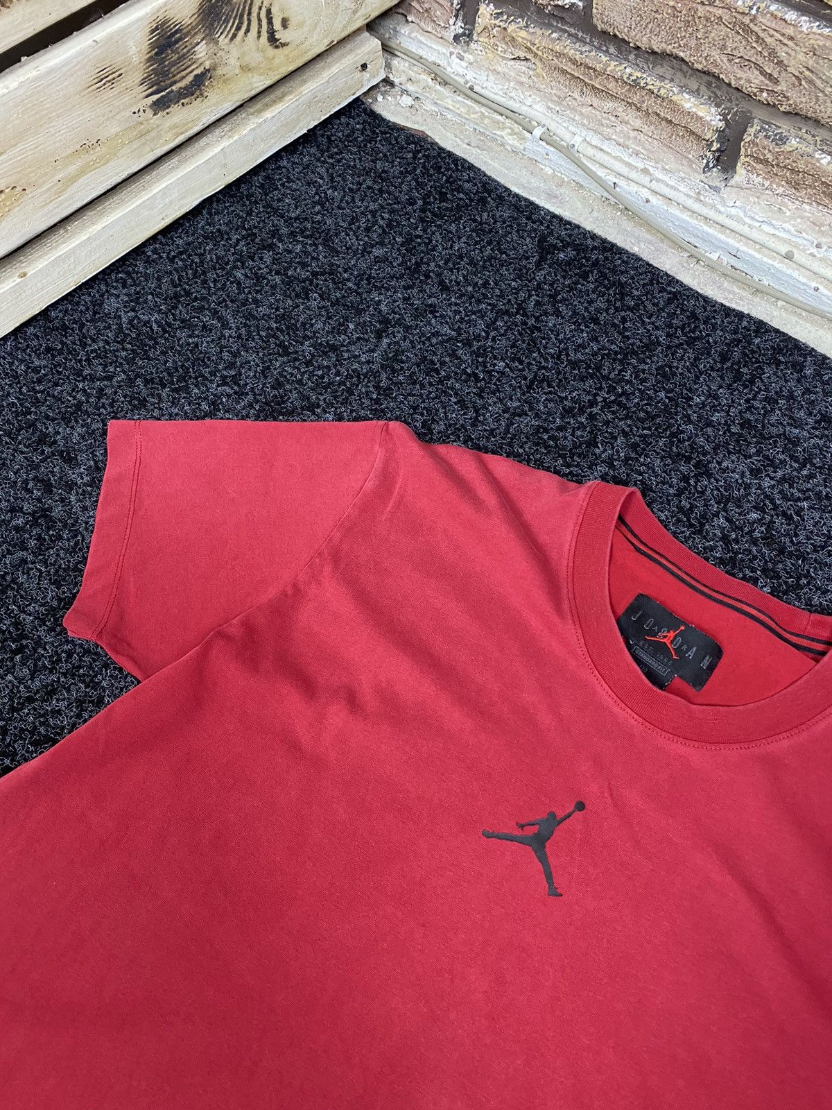 Jordan Brand VNTG 🚨JORDAN Red Central logo basic tee streetwear Size US M / EU 48-50 / 2 - 2 Thumbnail