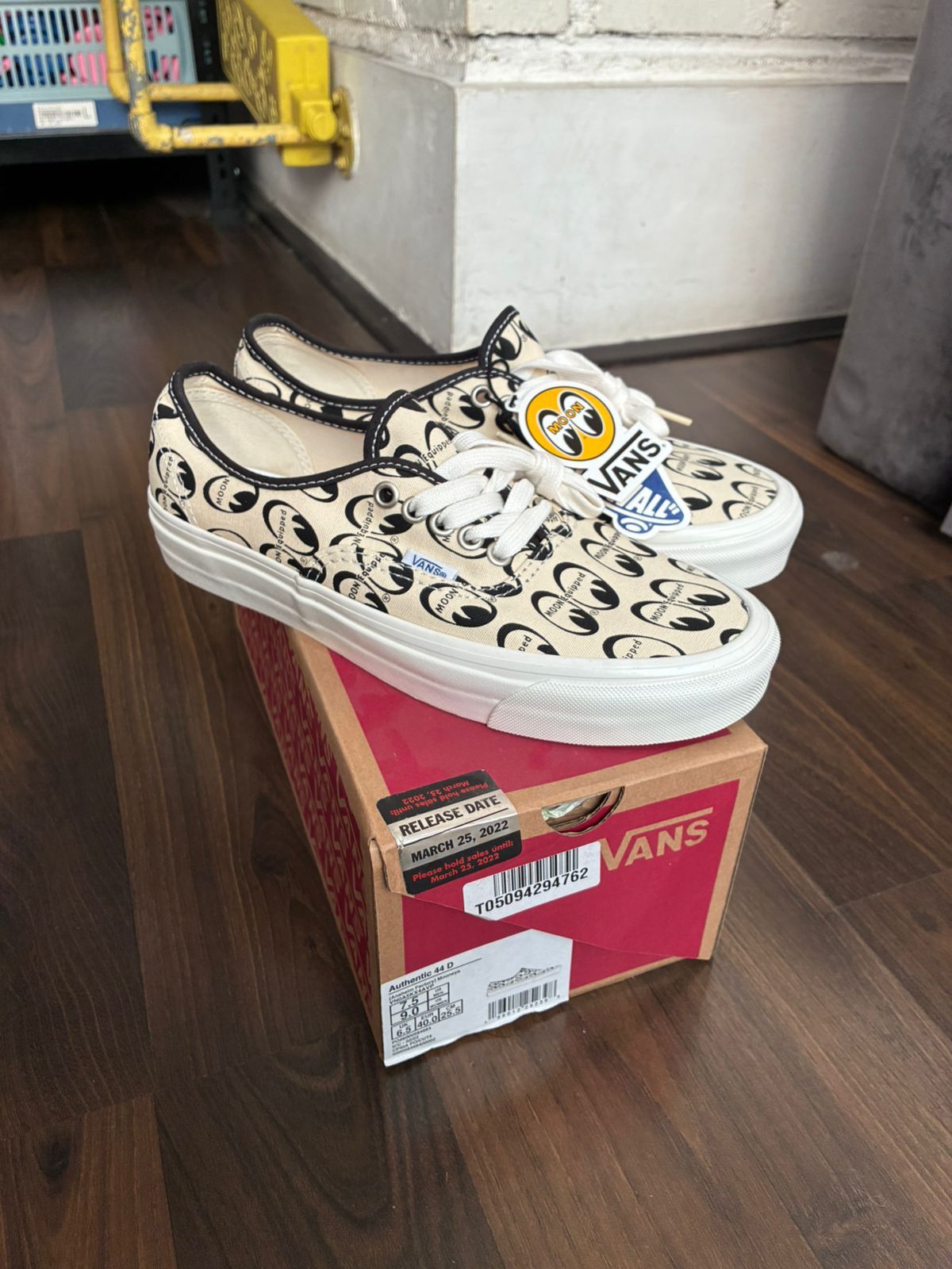 Vans Vans Authentic 44 DX Mooneyes Anaheim Factory White Size US 7.5 / EU 40-41 - 5 Thumbnail