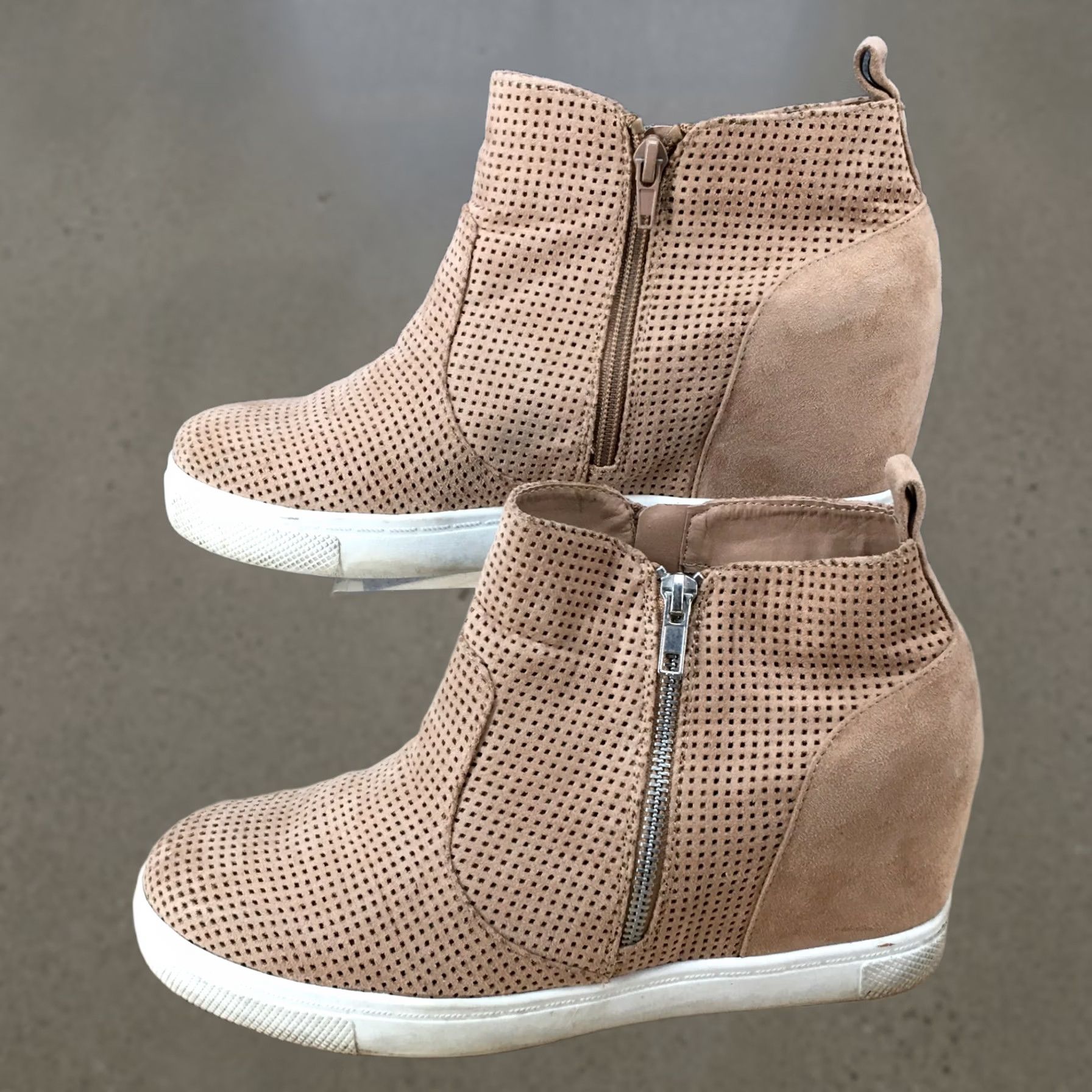 Vintage BRASH Boots Womens 11 Ankle Booties Chelsea Zip Up Comfort Beige Suede Casual Size US 11 / IT 41 - 1 Thumbnail