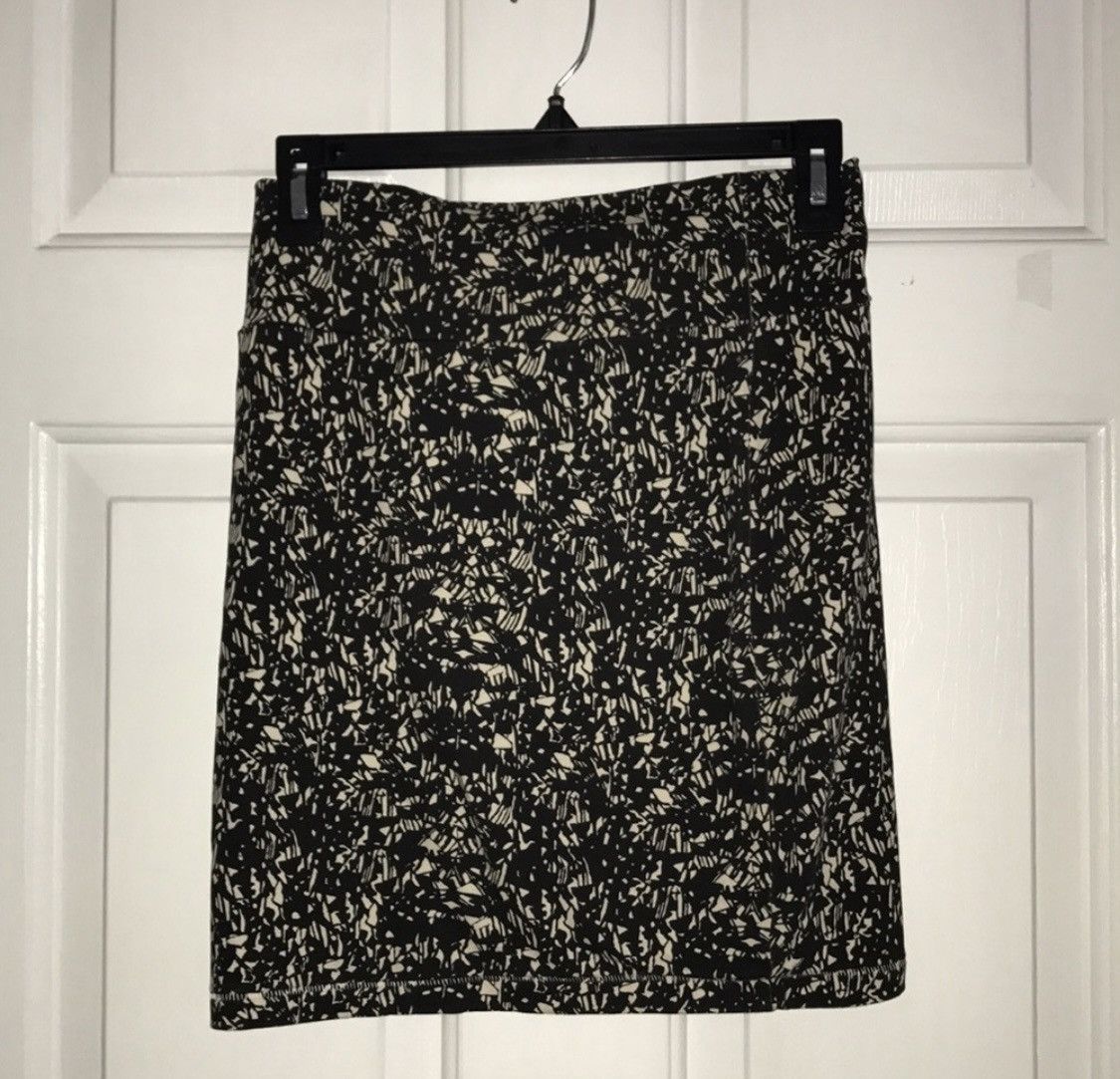 Forever 21 FOREVER 21 BLACK & CREAM MINI SKIRT SIZE L Size 28" / US 6 / IT 42 - 1 Thumbnail