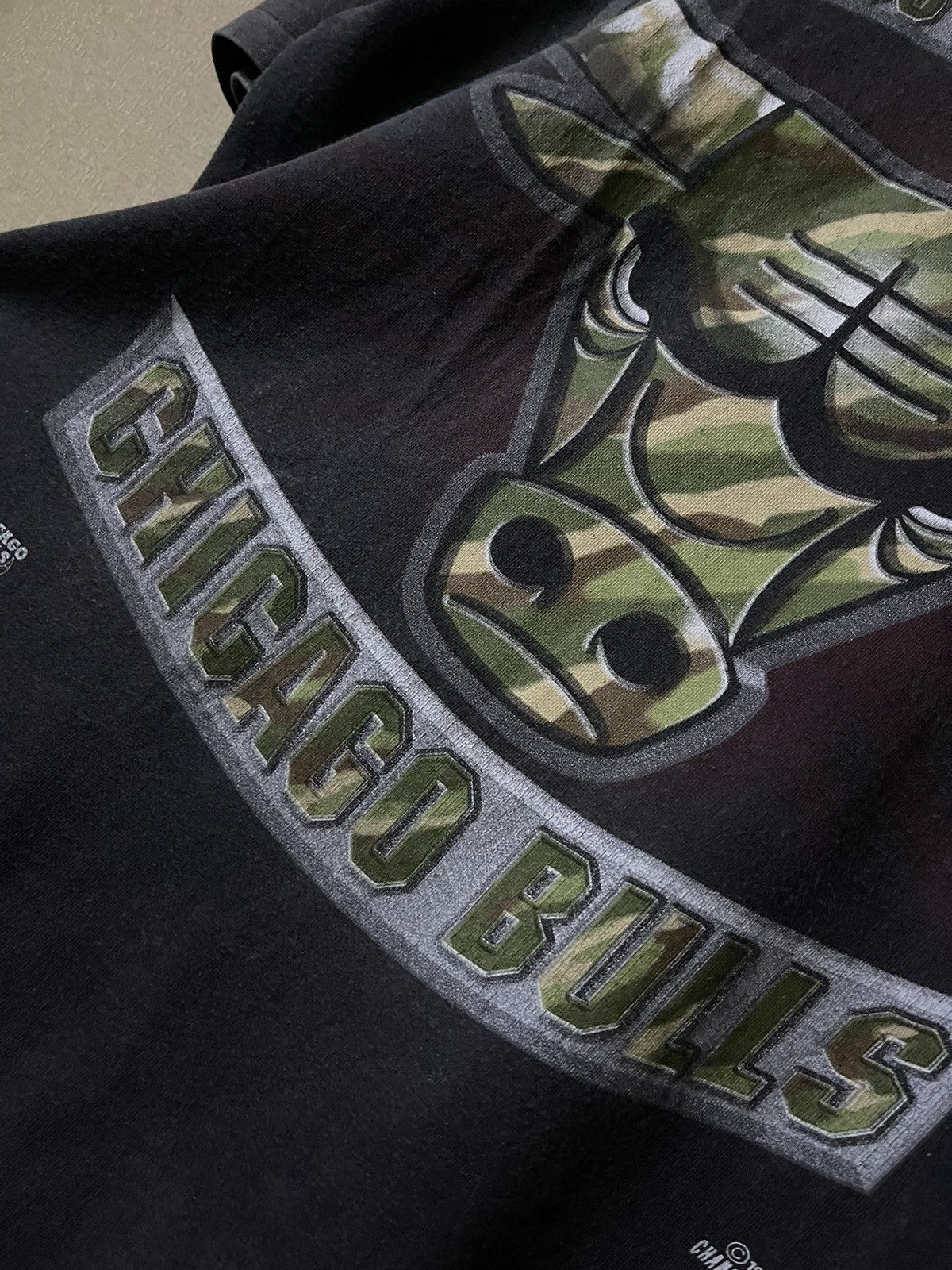 Vintage Vintage 1998 NBA Champs Chicago Bull Camouflage Tshirt Size US L / EU 52-54 / 3 - 5 Thumbnail