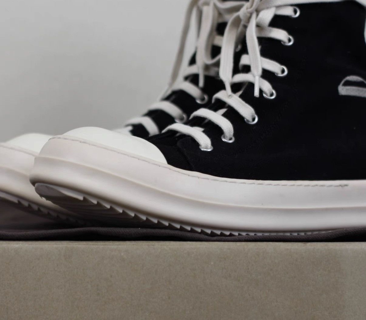 Rick Owens Ro DRKSHDW Single-Eye Bubble Converse-Inspired Sneakers Size US 9 / EU 42 - 2 Thumbnail