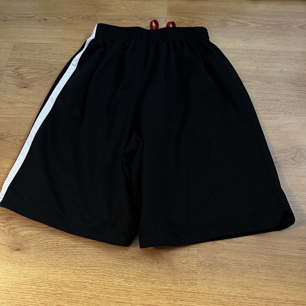 Adidas × NBA × Vintage Adidas Chicago Bulls Basketball Shorts Size US 32 / EU 48 - 4 Thumbnail