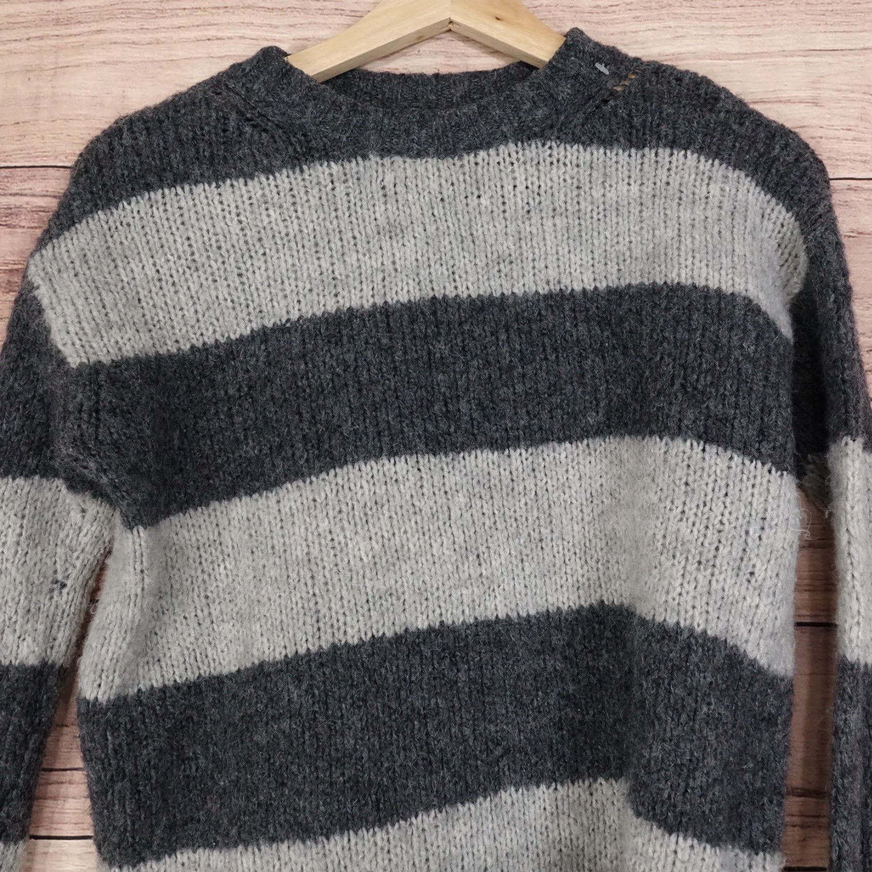 American Eagle Outfitters AMERICAN EAGLE SWEATER WOMENS SIZE SMALL GREY STRIPED PULLOVER Sweater Womens Small Size S / US 4 / IT 40 - 2 Thumbnail