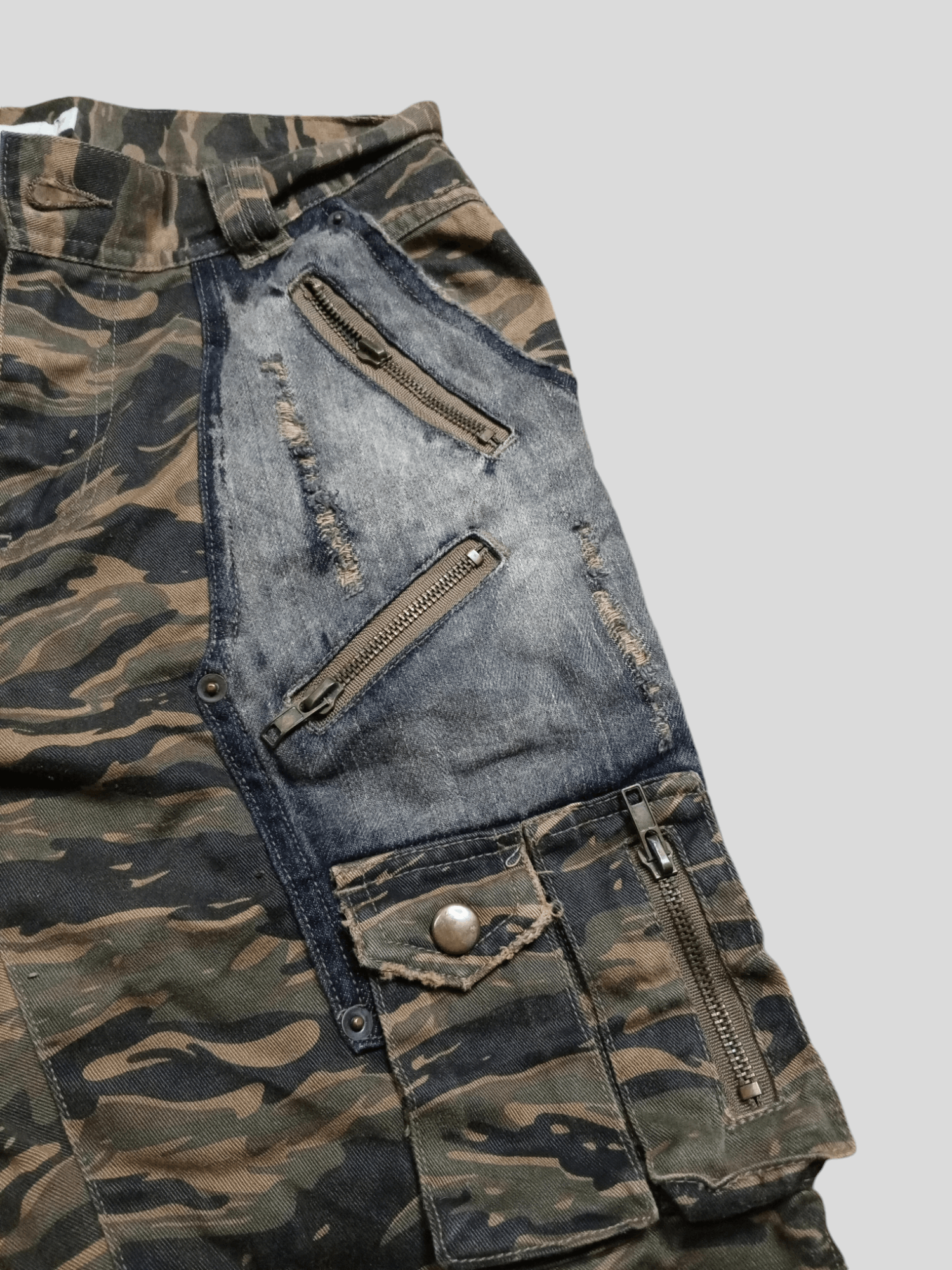 Japanese Brand CLONEDEVGRU CAMO TIGET 3Q MULTIPOCKET RARE Size US 31 - 6 Thumbnail