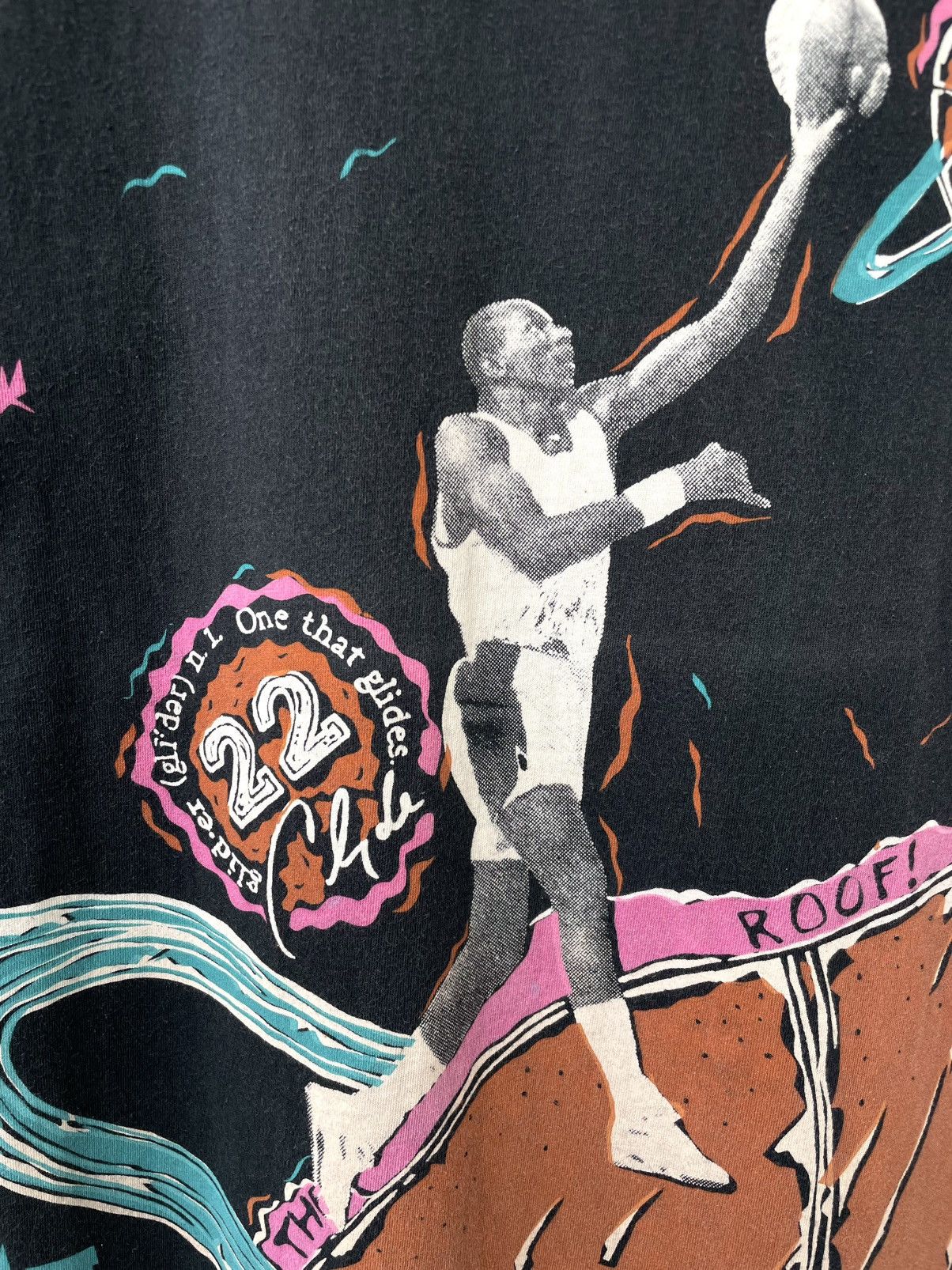Vintage Vintage 90s Clyde Drexler Basketball NBA Over Print T-Shirt Size US XL / EU 56 / 4 - 9 Thumbnail
