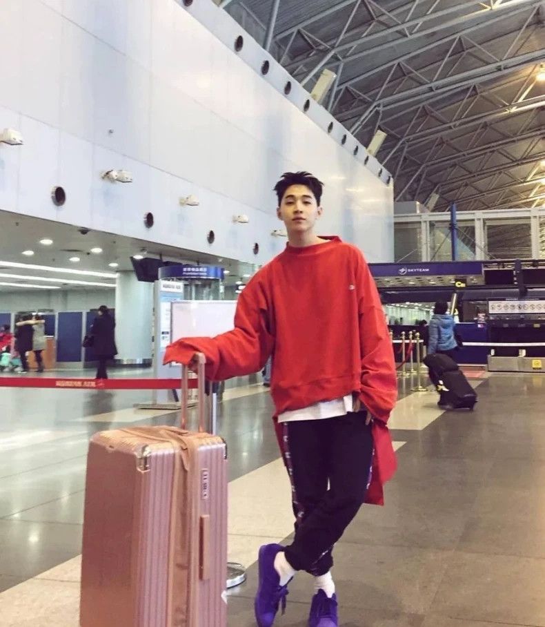 Vetements Vetements Henry Lau's Version of Asymmetrical Ripped Sweat Size US M / EU 48-50 / 2 - 1 Thumbnail