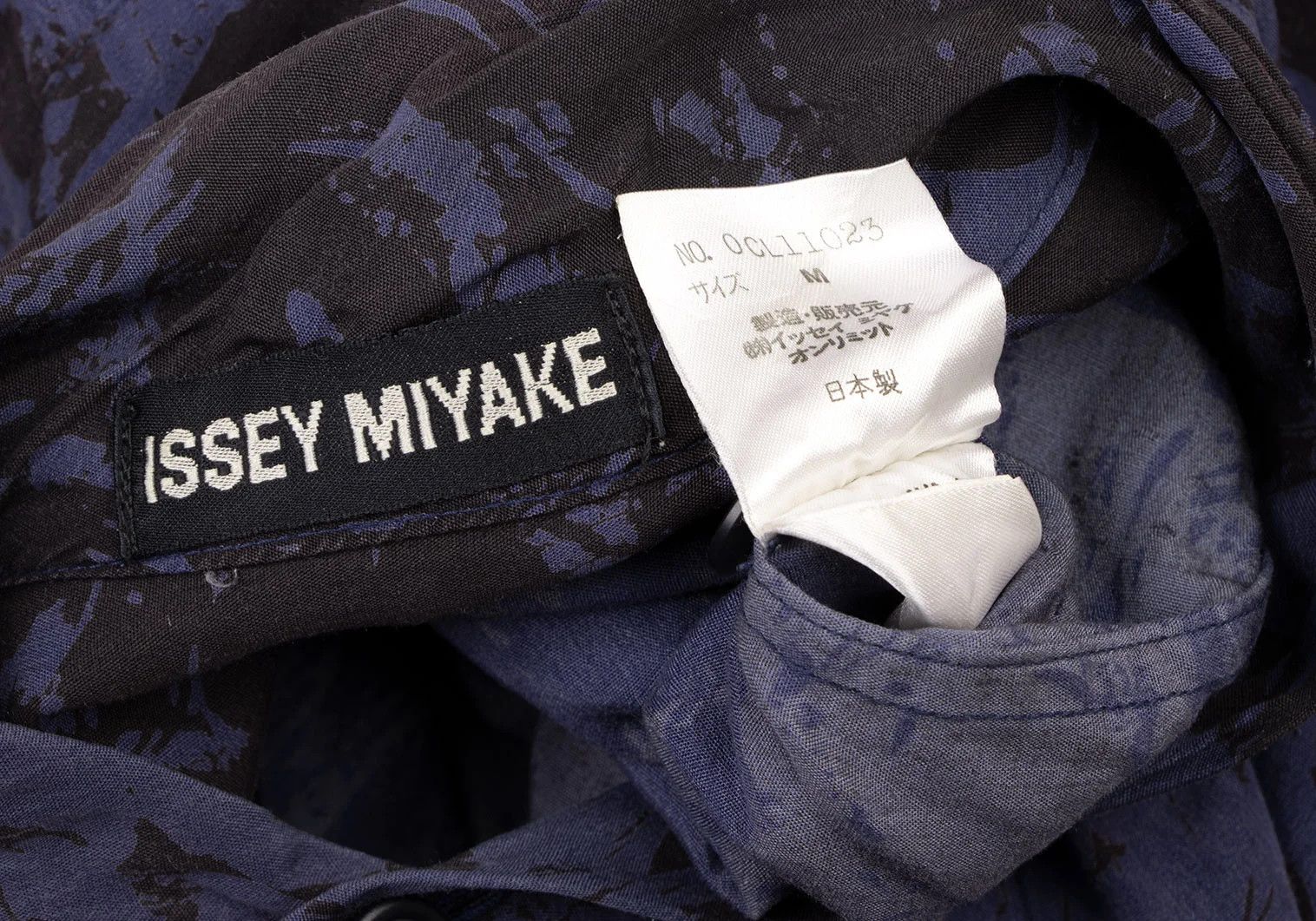 Issey Miyake Rayon Patterned Pullover Shirt in Blue and Black, Size M Size US M / EU 48-50 / 2 - 19 Thumbnail