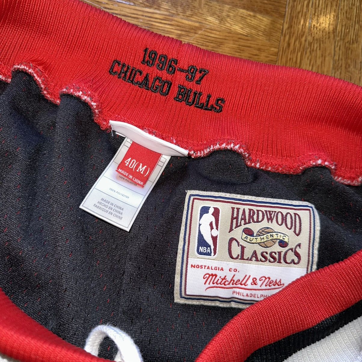 Mitchell & Ness Mitchell & Ness Authentic Chicago Bulls Alt 96/97 sz Med Size US 34 / EU 50 - 3 Thumbnail