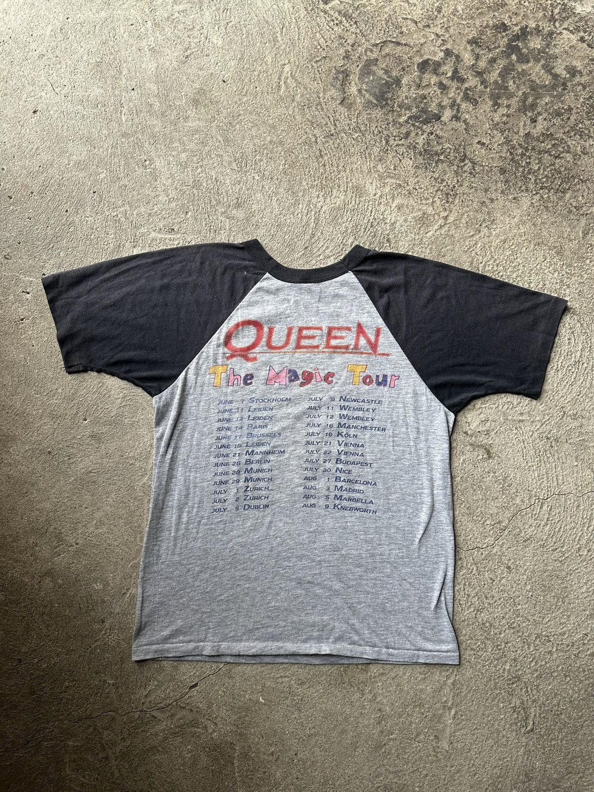 Vintage 1986 Queen Magic Tour Raglan Vintage Tee | Size M Size US M / EU 48-50 / 2 - 5 Thumbnail