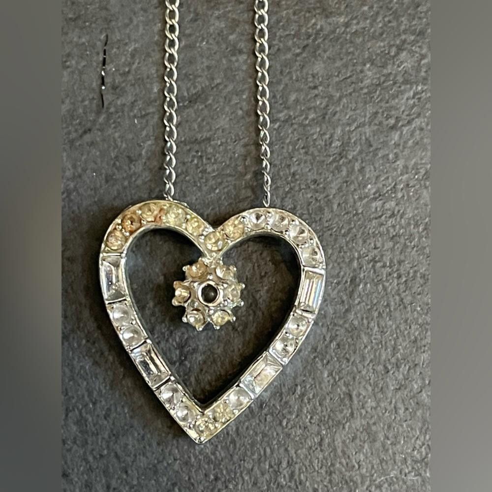 Designer VTG Beautifully Clasped Heart Shaped Pendant Necklace Size ONE SIZE - 3 Thumbnail