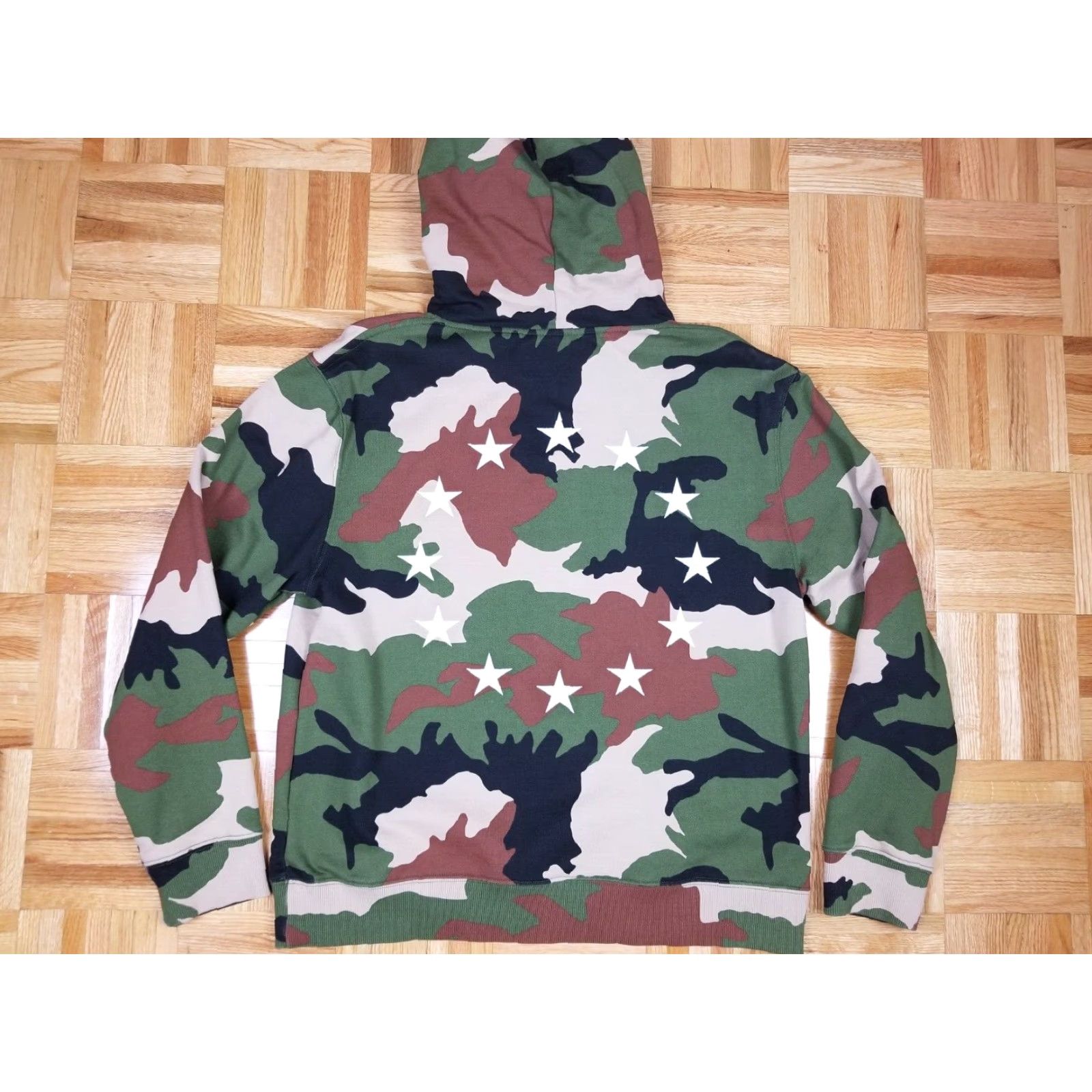 Vintage ETUDES CAMOUFLAGE HOODIE SWEATSHIRT MEN'S MEDIUM MINTY Camouflage Pattern Pullover Lined Cross Shoulder 20 INCH 24 INCH Size M Mens Hoodie Sweatshirt Size US M / EU 48-50 / 2 - 2 Thumbnail