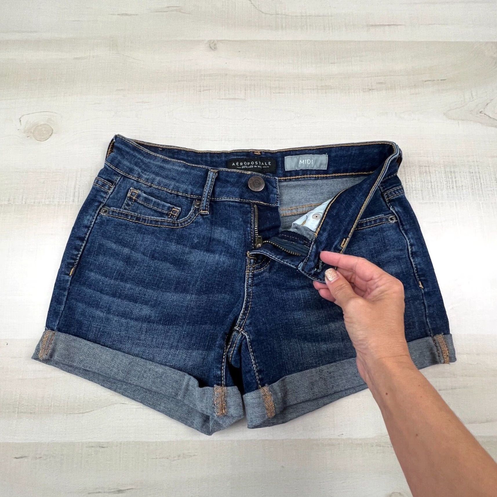 Vintage Aéropostale Womens Jeans Shorts 0 Midi Medium Wash Denim Low Rise Rolled Cuff Shirt Womens Jeans Shorts 0 Midi Medium Wash Denim Low Rise Rolled Cuff Size 25" / US 0 / IT 36 - 3 Thumbnail