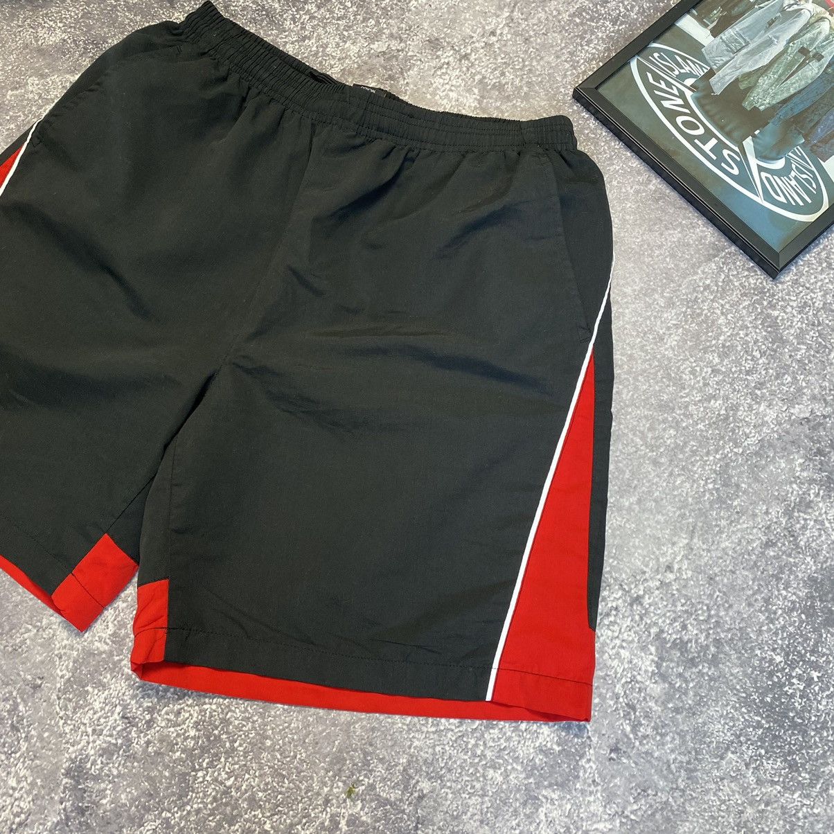 Vintage Vintage Manchester United Small Logo Offical team shorts Size US 34 / EU 50 - 3 Thumbnail