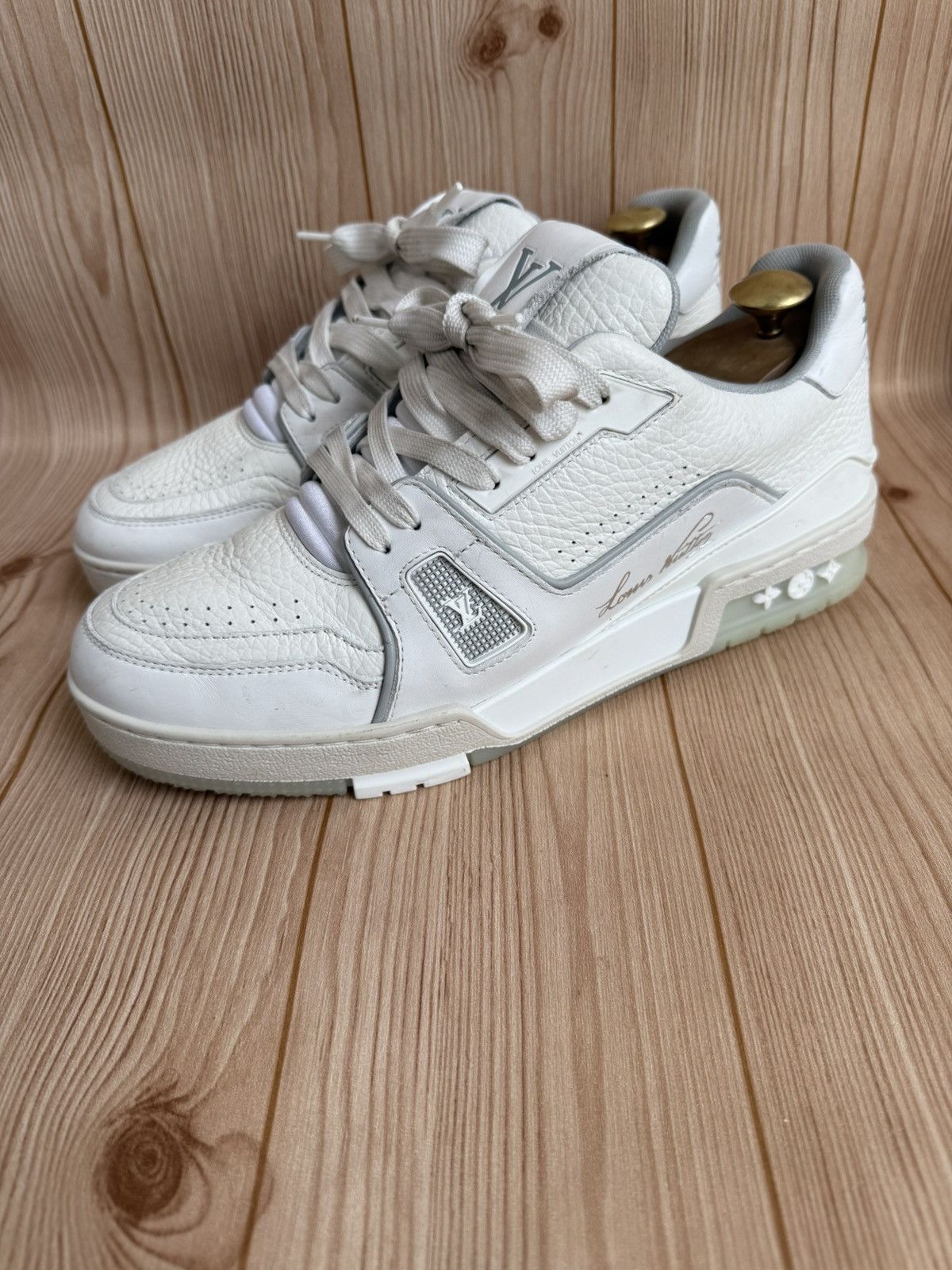 White/gray trainers