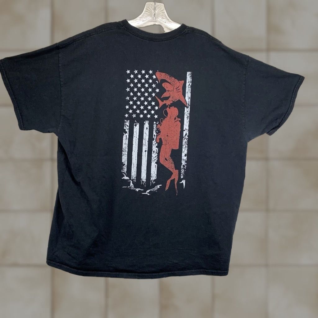 Vintage VINTAGE Men’s Scuba Diver T-Shirt XL Black Graphic Print American Flag Shark Short Sleeve Mens Size US XL / EU 56 / 4 - 1 Thumbnail