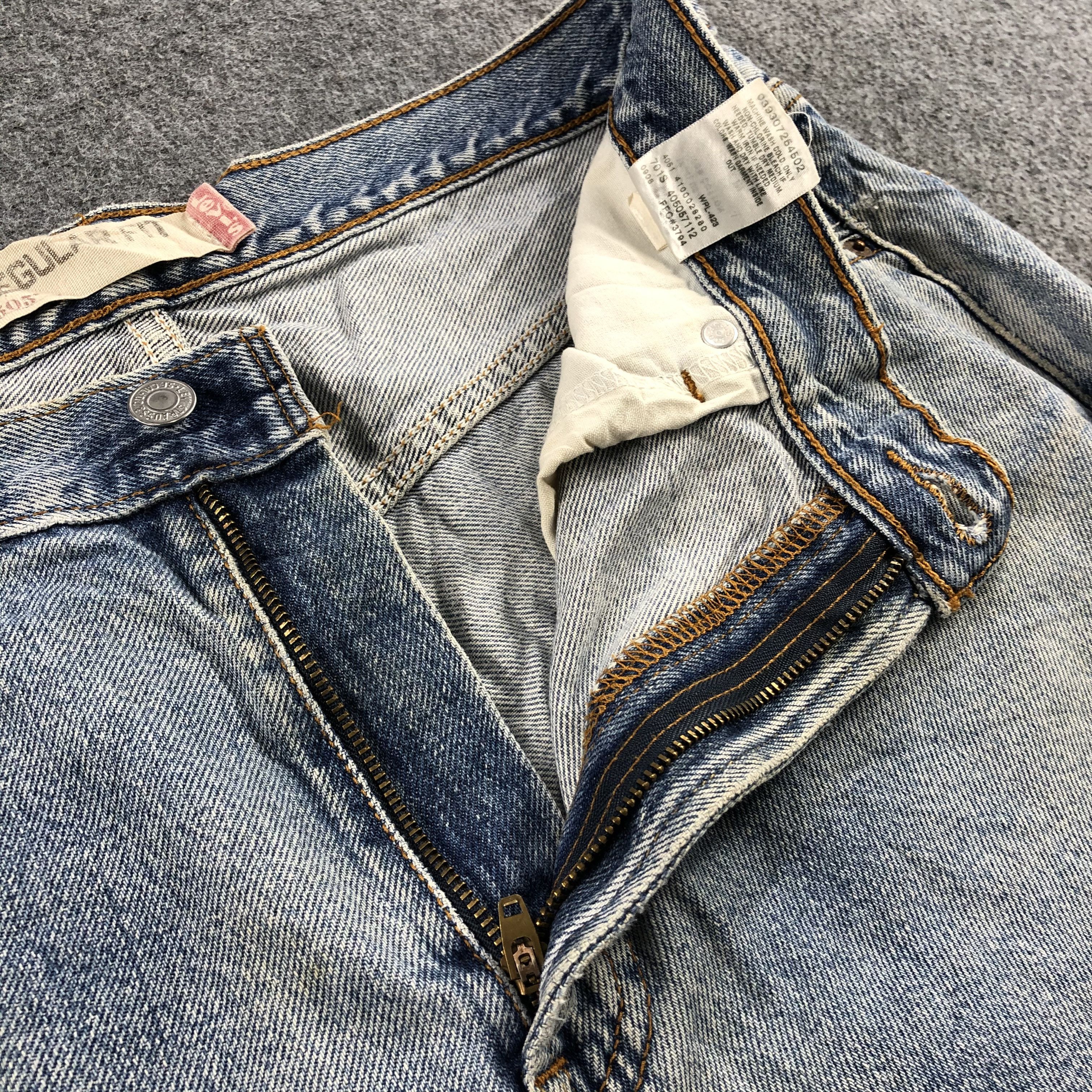 Levi's Vintage Light Wash Levis 505 Jeans-J2048 Size US 35 - 14 Thumbnail