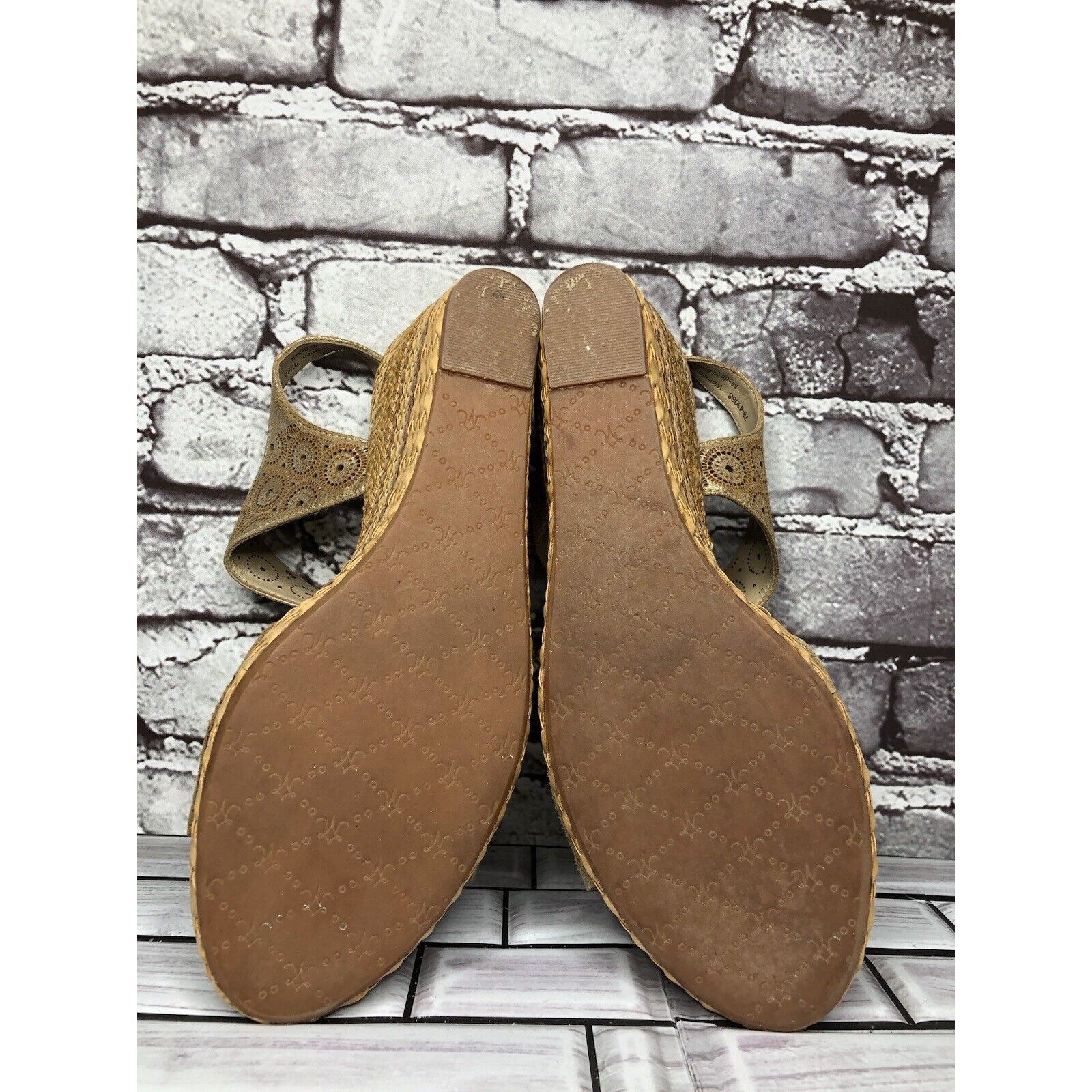 Johnston & Murphy Johnston & Murphy Georgiana Metallic Gold Leather Wedge Stra Size US 9.5 / IT 39.5 - 8 Thumbnail