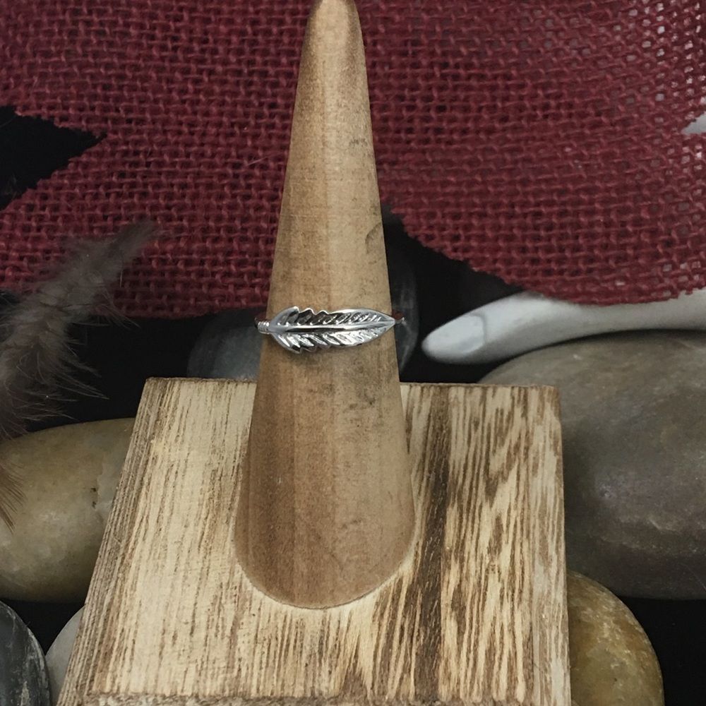 The Unbranded Brand Sterling Silver Leaf Ring Size 7 Size ONE SIZE - 2 Thumbnail
