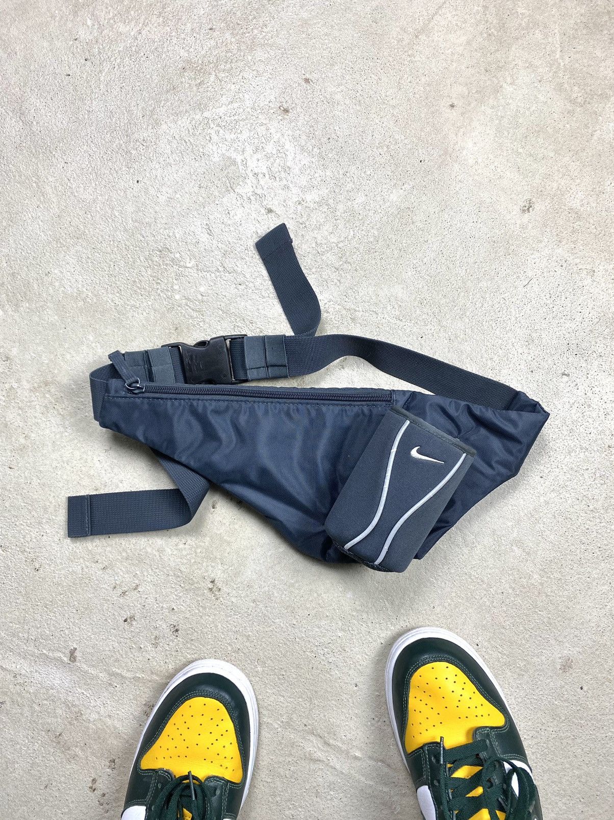 Nike Y2K Vintage Nike Sling Bag Gorpcore Hype Size ONE SIZE - 1 Thumbnail