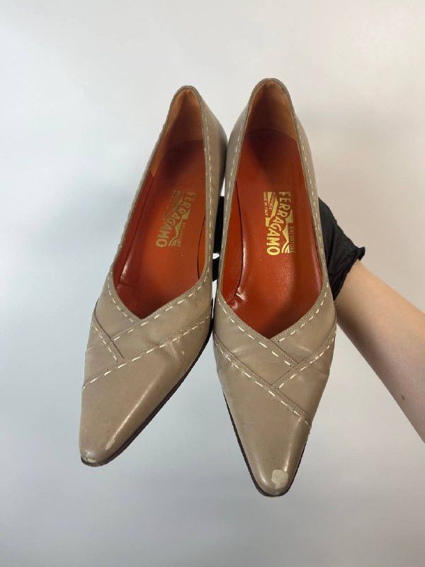 Salvatore Ferragamo SALVATORE FERRAGAMO WOMENS VITAGE LEATHER LOW HEEL SIZE 9 B Size US 9 / IT 39 - 1 Thumbnail
