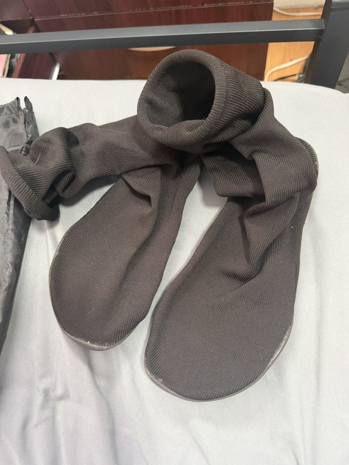 Yeezy yeezy pods Size US 9 / EU 42 - 1 Thumbnail