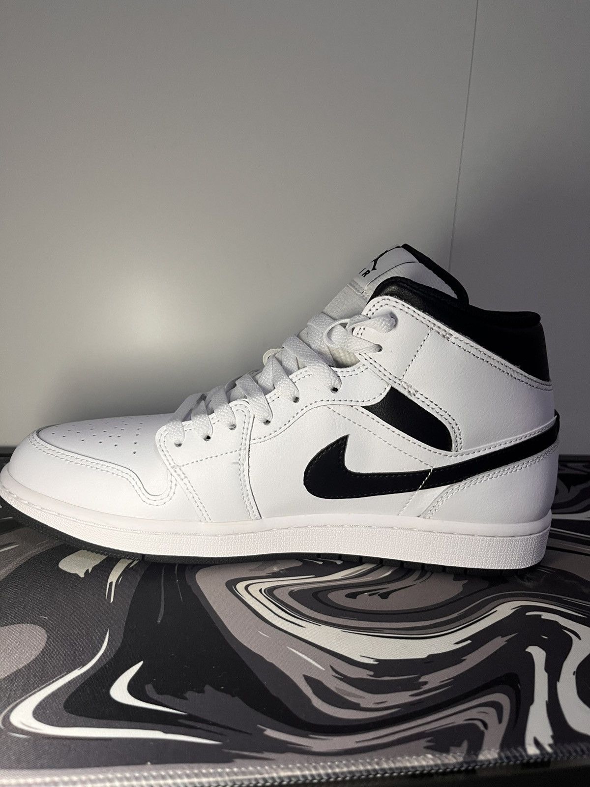 Jordan Brand Air Jordan 1 mid “white Black” Size US 10 / EU 43 - 4 Thumbnail