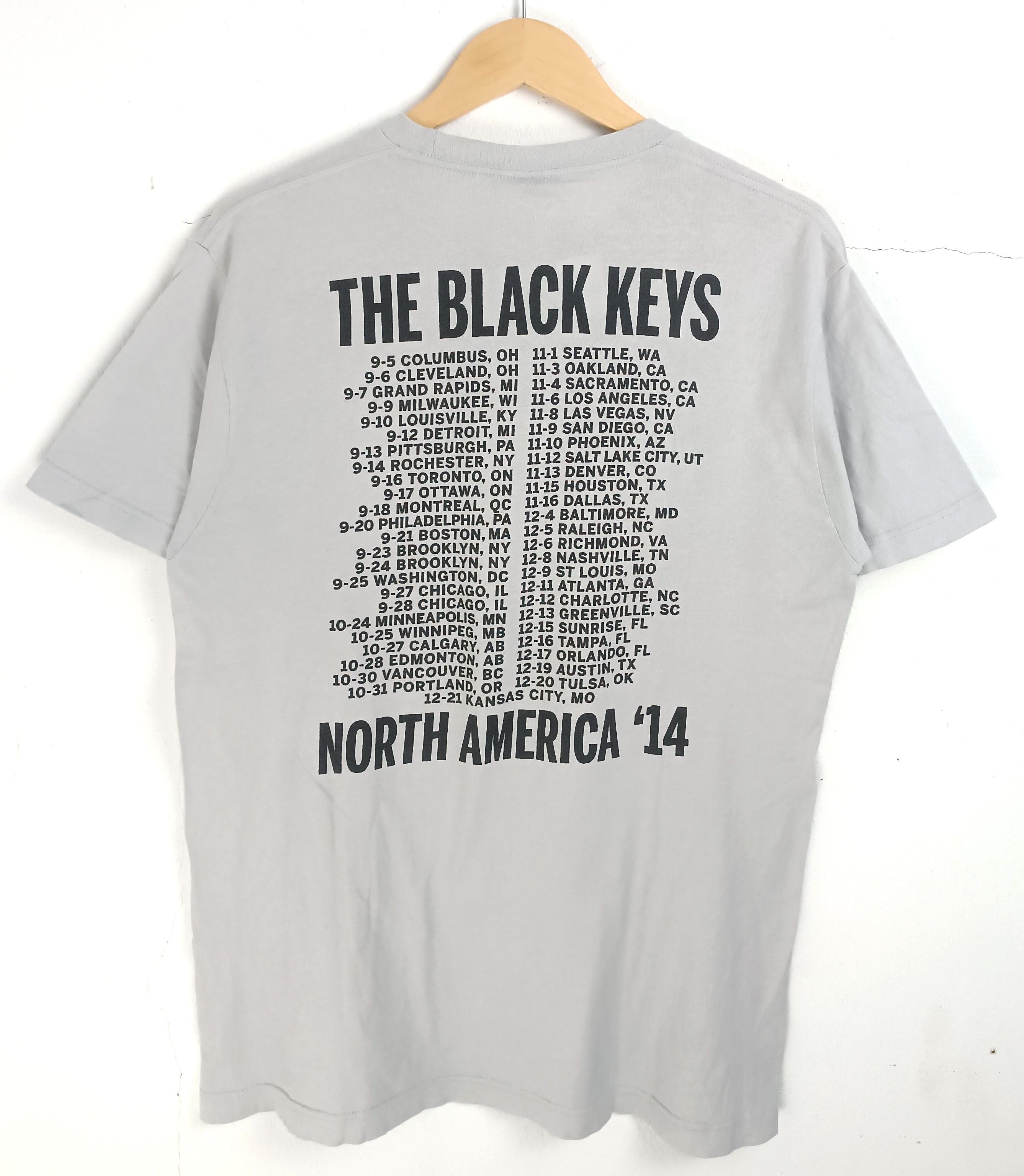 Band Tees VINTAGE '14 THE BLACK KEYS TURN BLUE TOUR white stripes rza Size US L / EU 52-54 / 3 - 4 Thumbnail