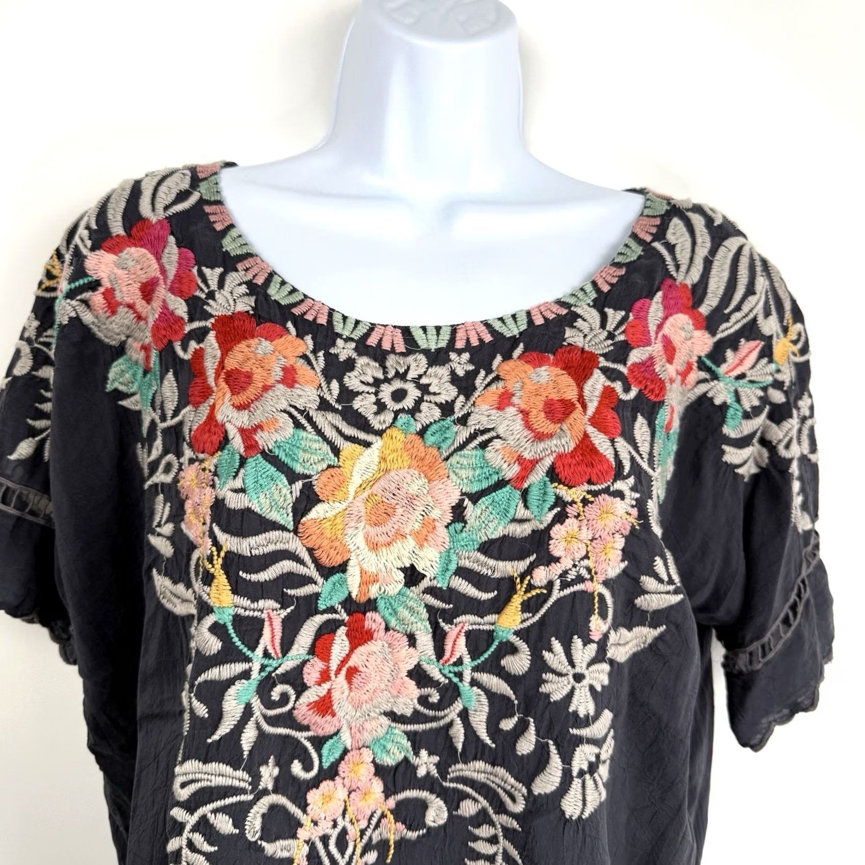 Johnny Was Johnny Was Blouse Short Sleeve Boat Neck Embroidered Rayon Oversized Gray S Womens Size S / US 4 / IT 40 - 2 Thumbnail