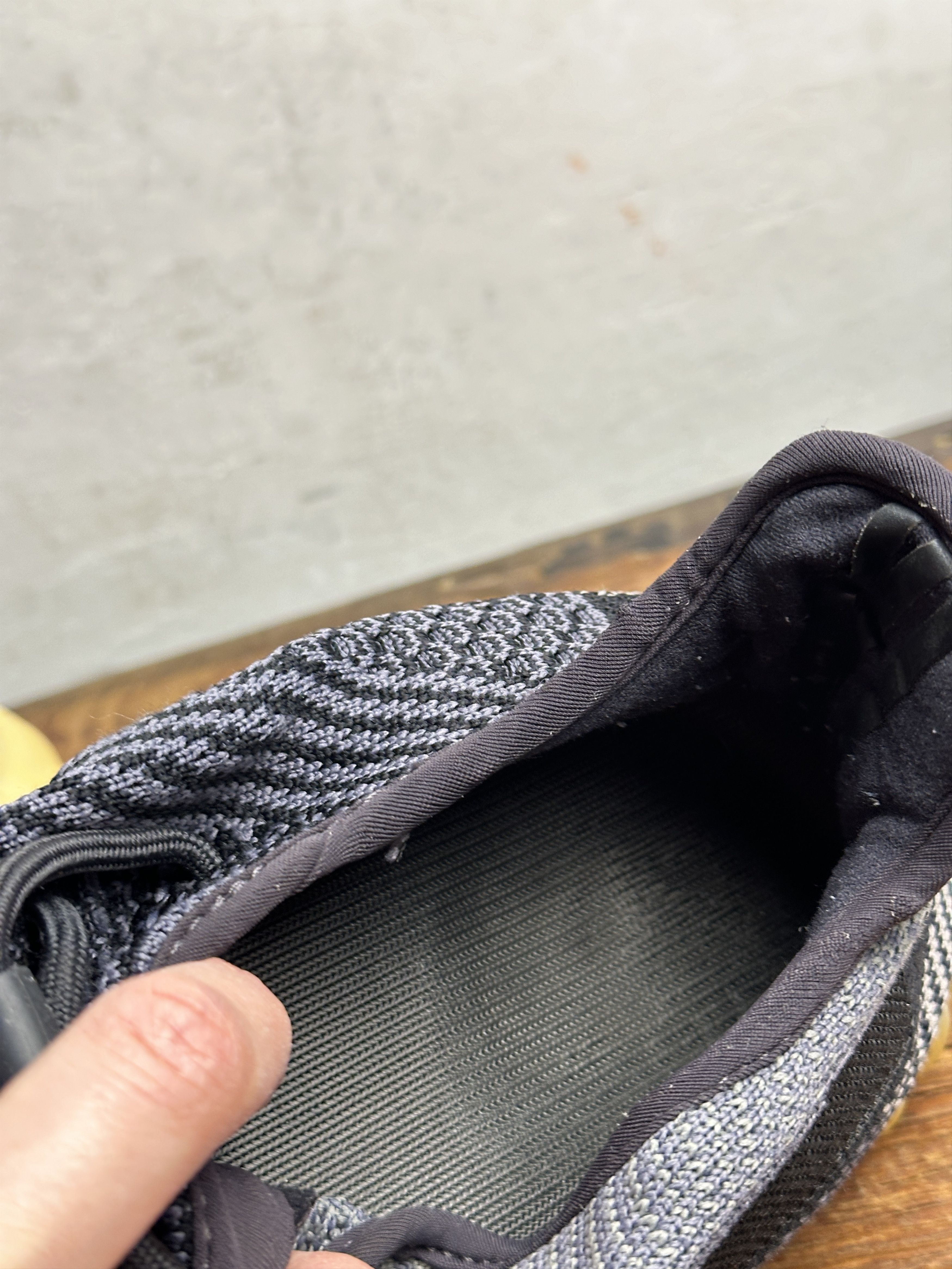 Adidas Adidas Yeezy Boost 350 V2 Carbon Size US 11 / EU 44 - 13 Thumbnail