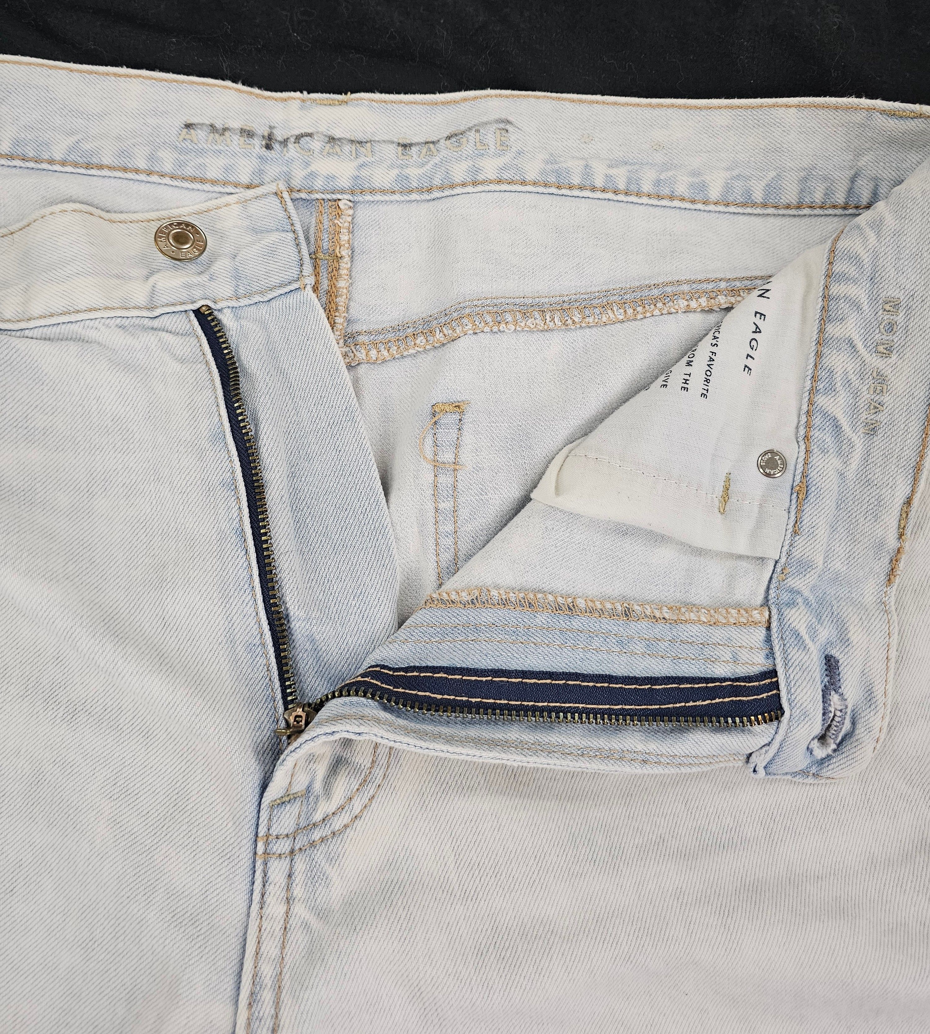 American Eagle Outfitters American Eagle Mom Jean Distressed Light Wash Women's 12 Size 36" / US 14 / IT 50 - 5 Thumbnail