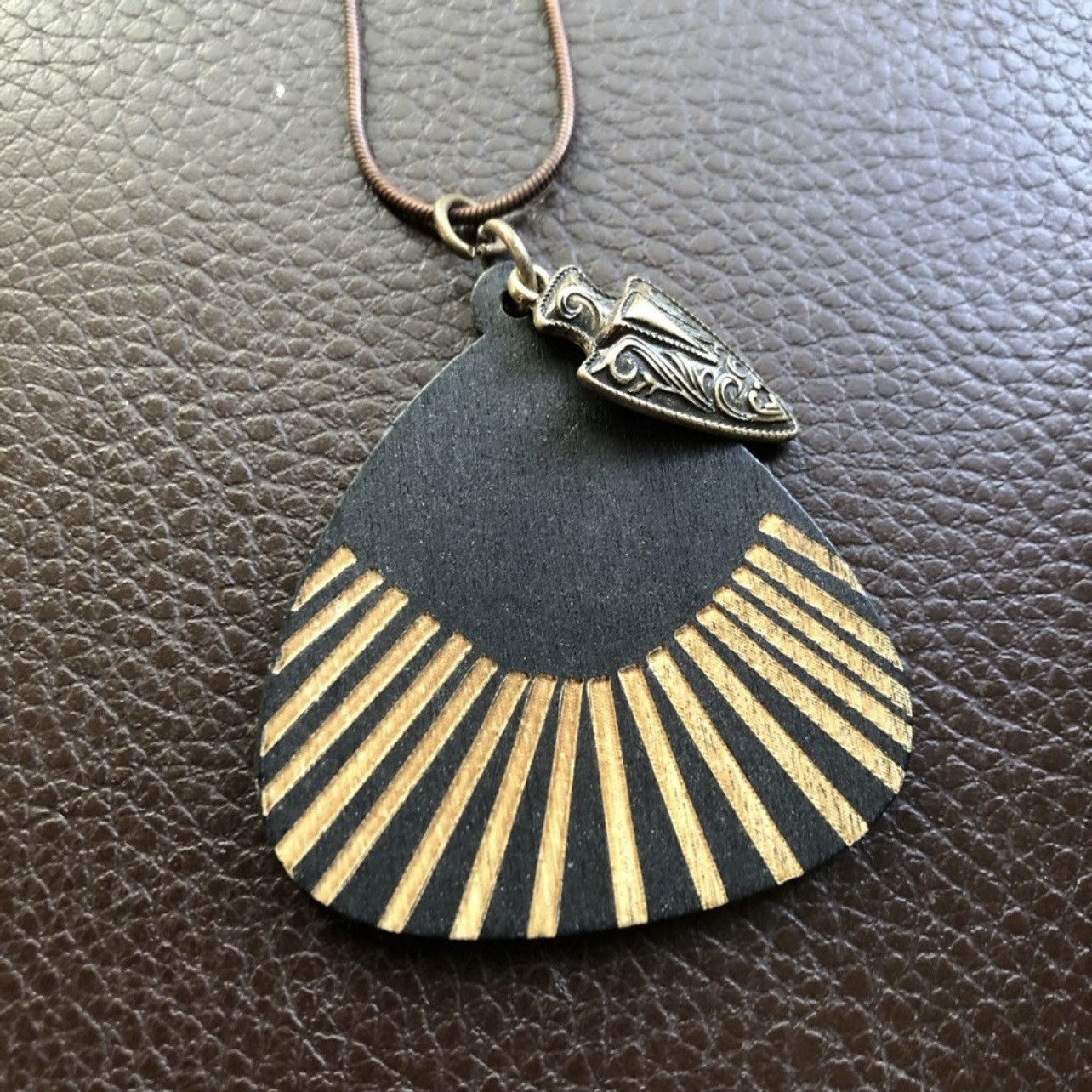 Vintage Boho style arrowhead charm wood disc pendant necklace Size ONE SIZE - 4 Thumbnail