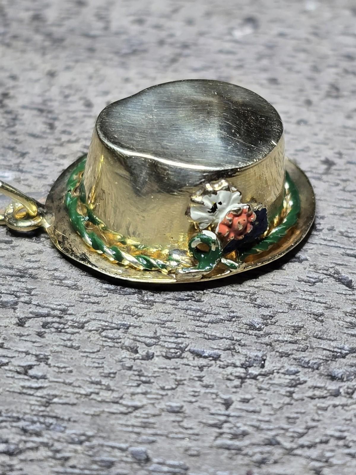 The Unbranded Brand Vtg 14k Yellow Gold Enamel Flower Hat Charm Pendant 2.7g Size ONE SIZE - 2 Thumbnail