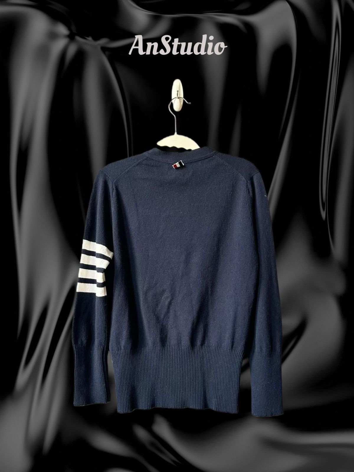 Thom Browne Thom Browne Navy Classic Cashmere 4-Bar V-Neck Cardigan Size M / US 6-8 / IT 42-44 - 2 Thumbnail