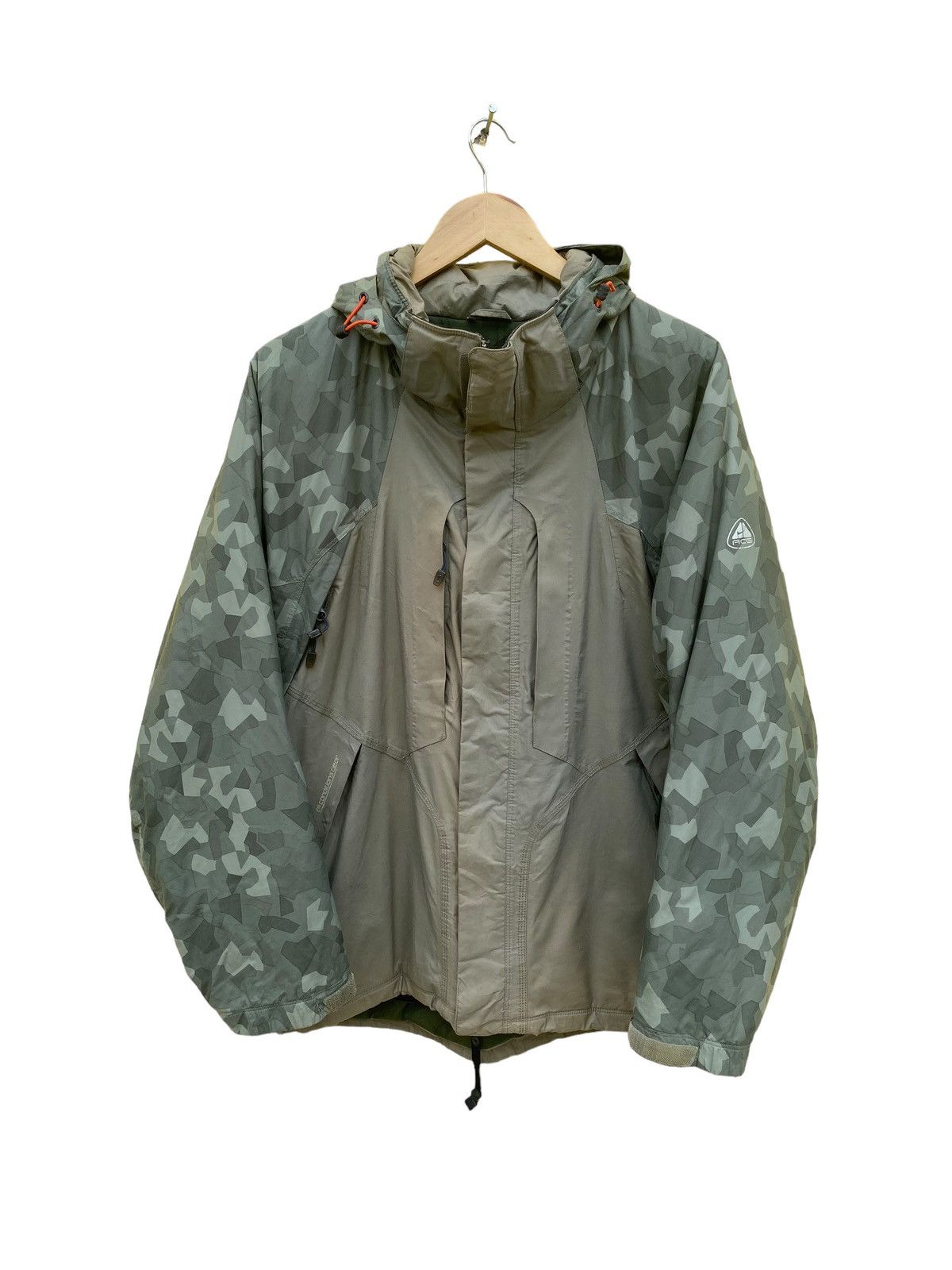 Nike Nike Acg camo outdoor jacket Size US L / EU 52-54 / 3 - 1 Thumbnail