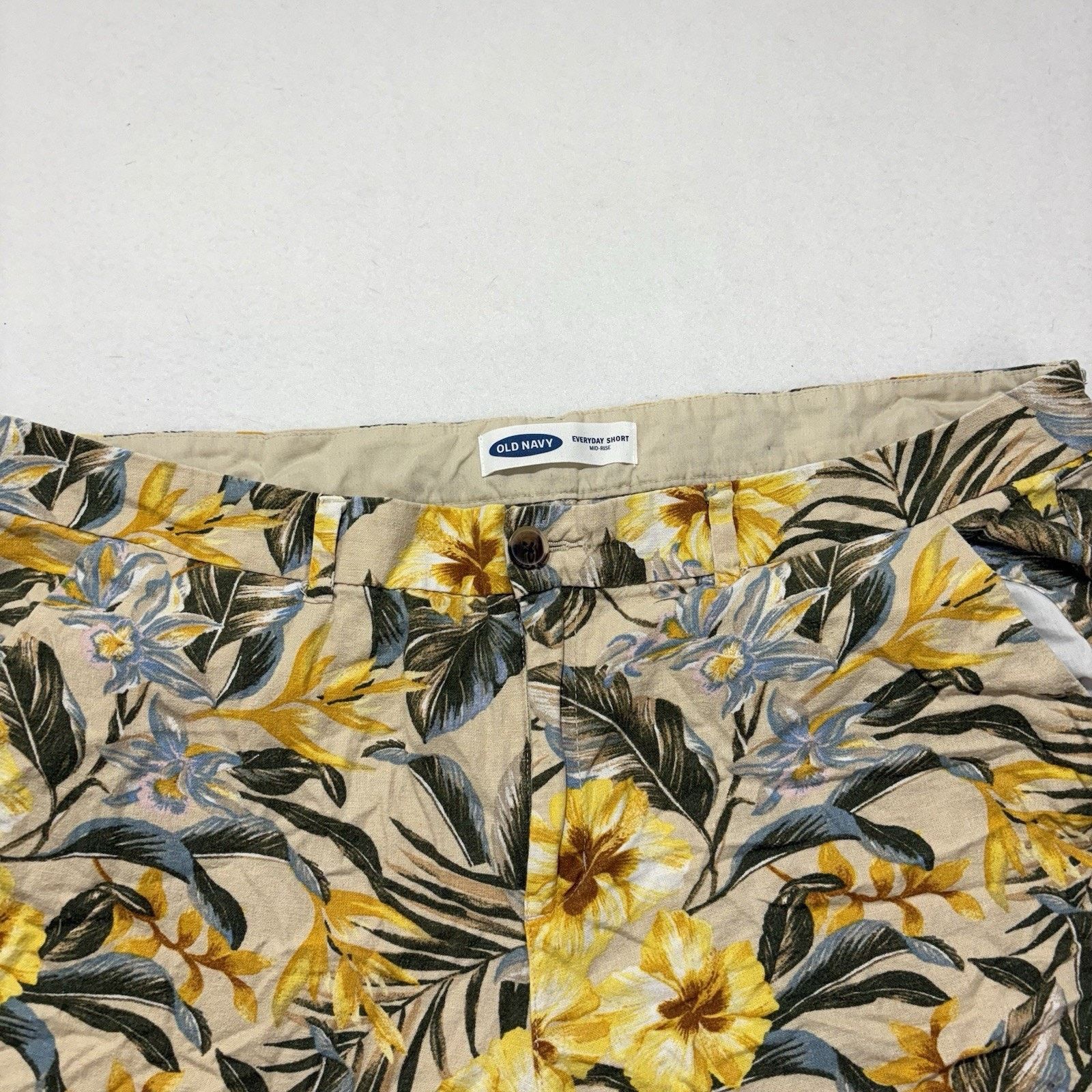 Old Navy Old Navy 20 Everyday Shorts 5" Inseam Yellow Hawaiian Floral Size 42" / US 20 - 2 Thumbnail