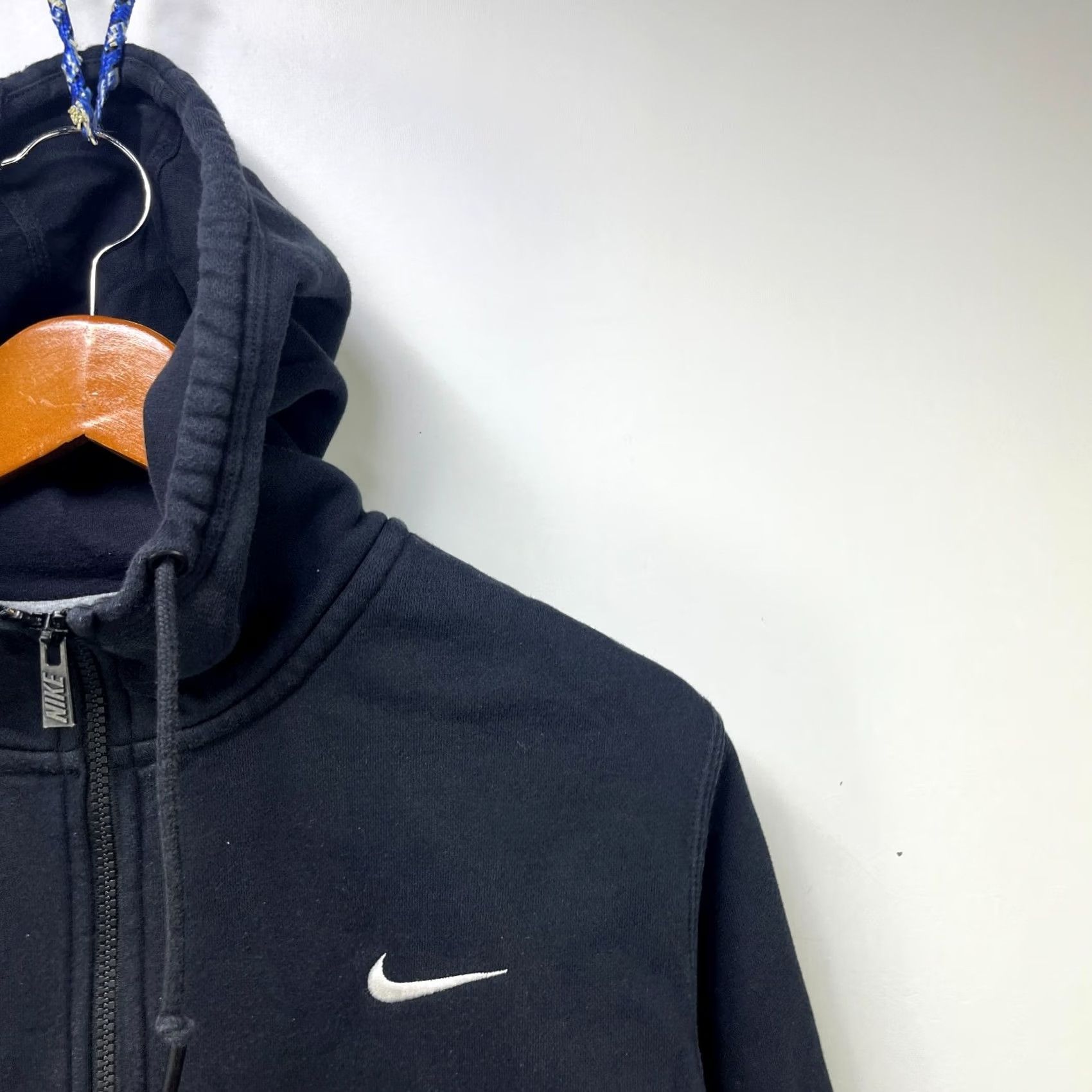 Nike VINTAGE Nike Essential Swoosh Zip Up Hoodie L Mens Black 90s Sports Nike Sportswear Hoodie Size US L / EU 52-54 / 3 - 3 Thumbnail