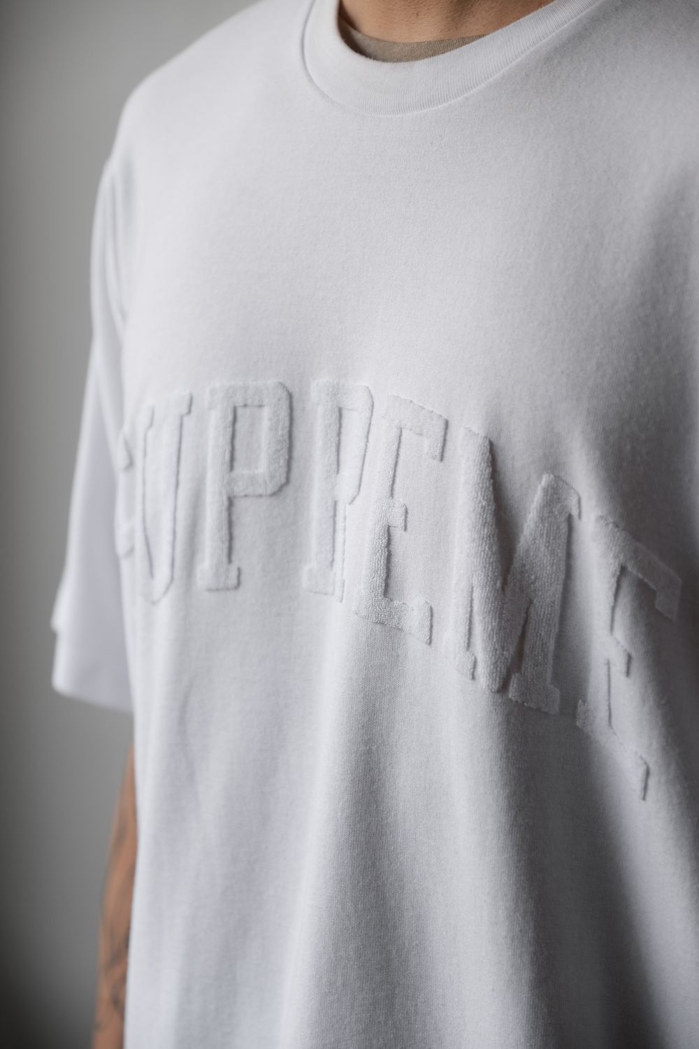 Supreme Supreme Chenille Arc Logo S/S Tee Size US XL / EU 56 / 4 - 2 Thumbnail