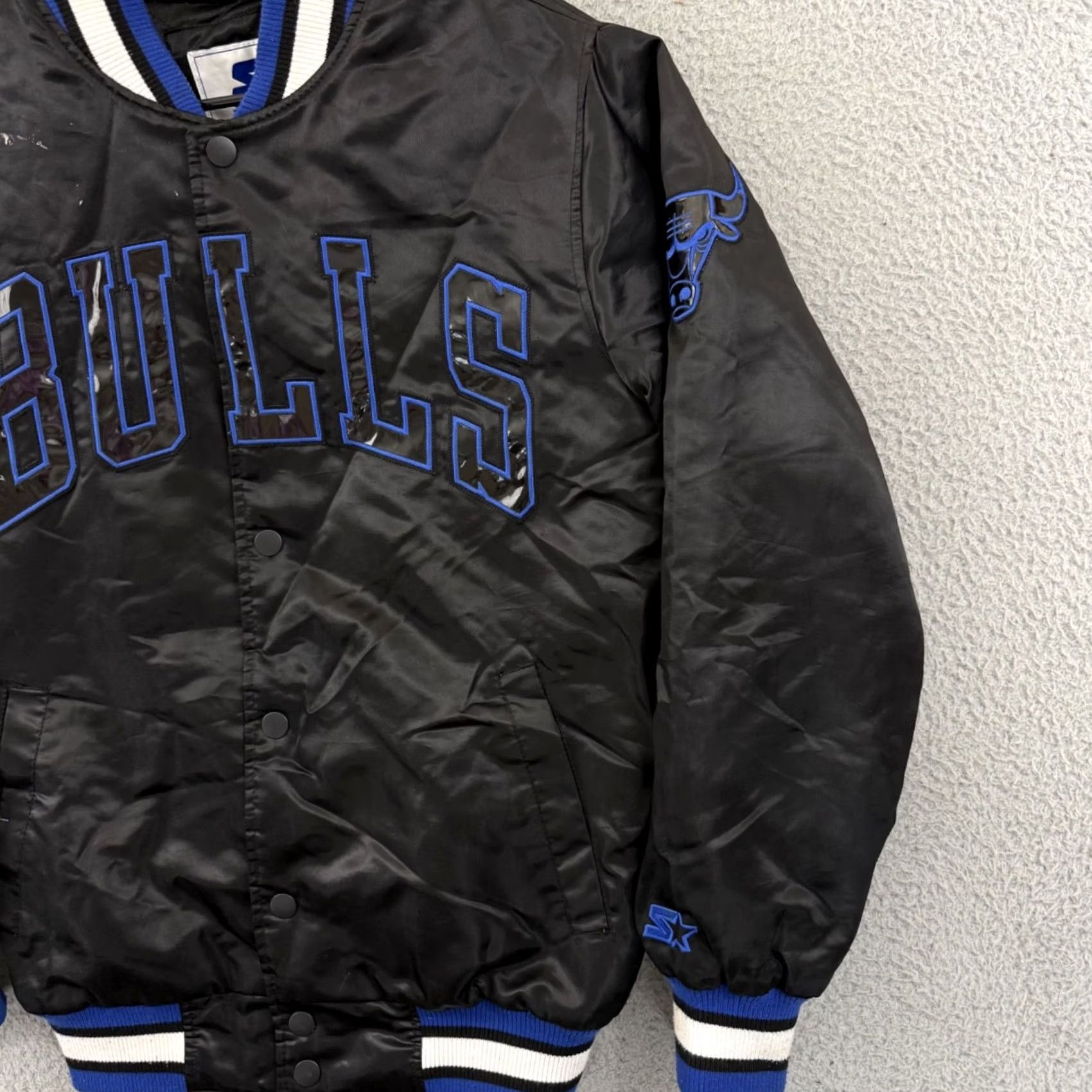 Starter VINTAGE Starter Chicago Bulls Bomber Jacket Mens Small Black Satin 90s NBA City logo Regular Mens Size US S / EU 44-46 / 1 - 5 Thumbnail